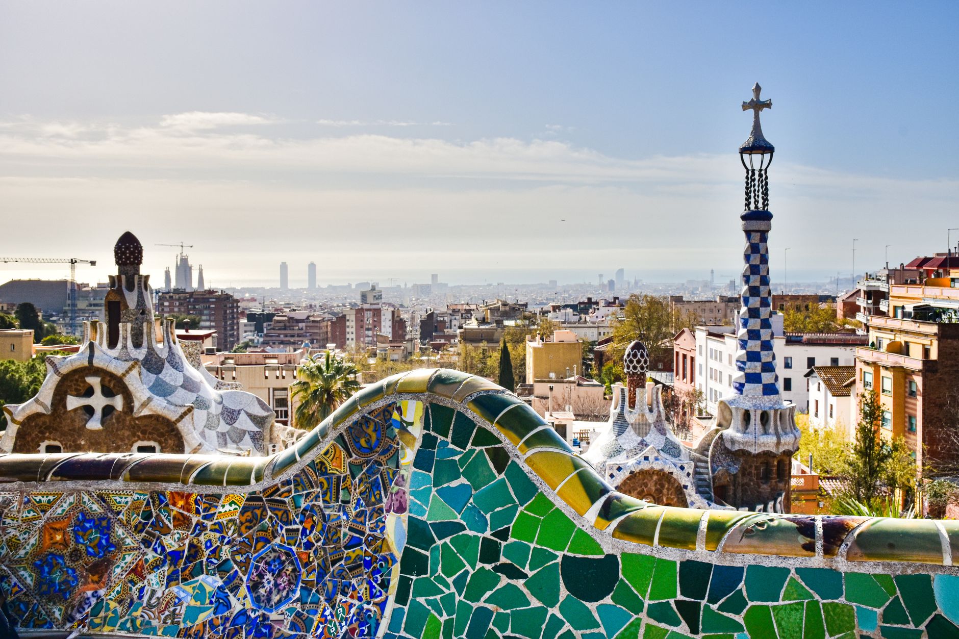 Mozaiková zvlněná lavice v parku Güell s výhledem na Barcelonu a moře v pozadí