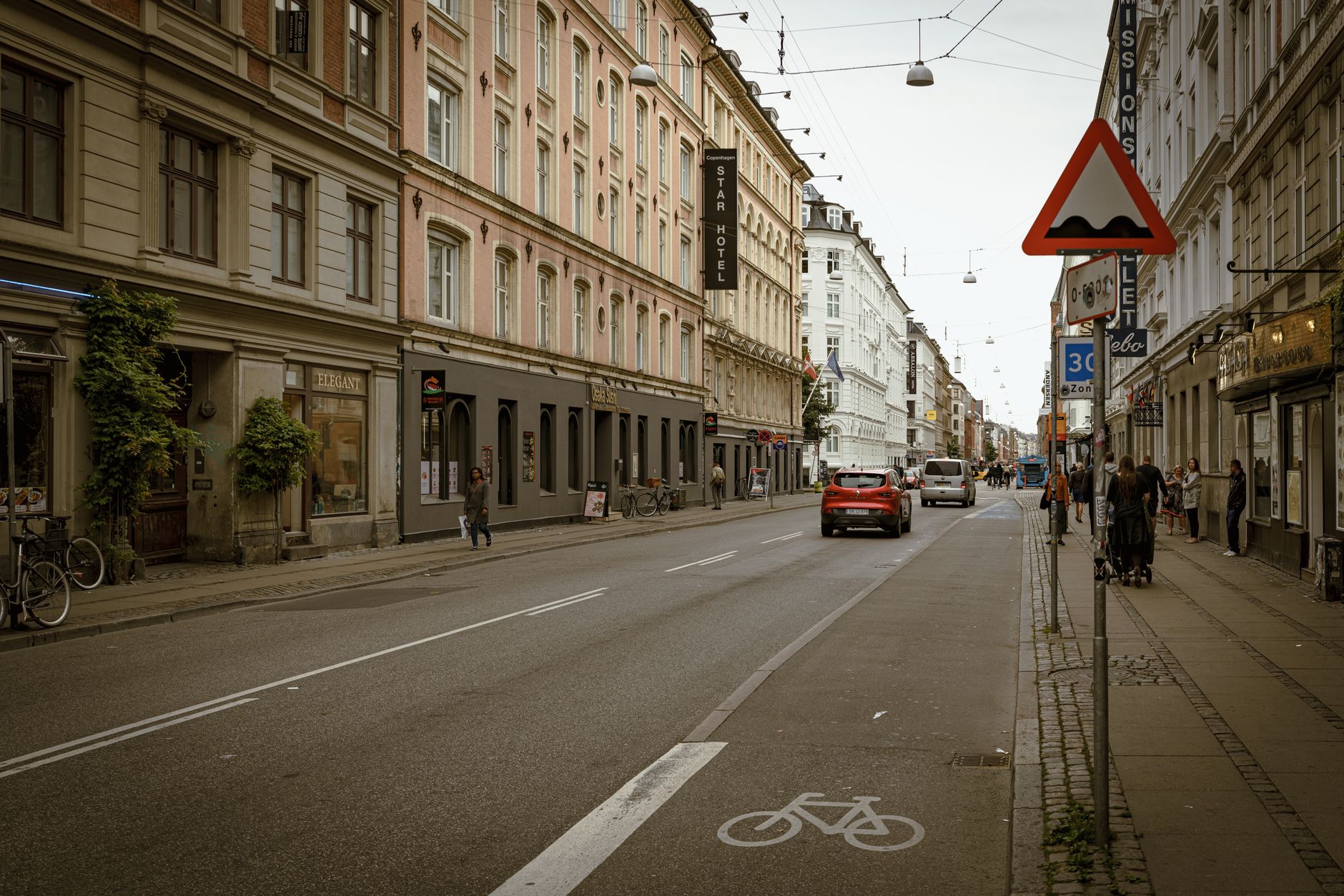Cyklisté a oddělené cyklostezky v ulici v centru Kodaně