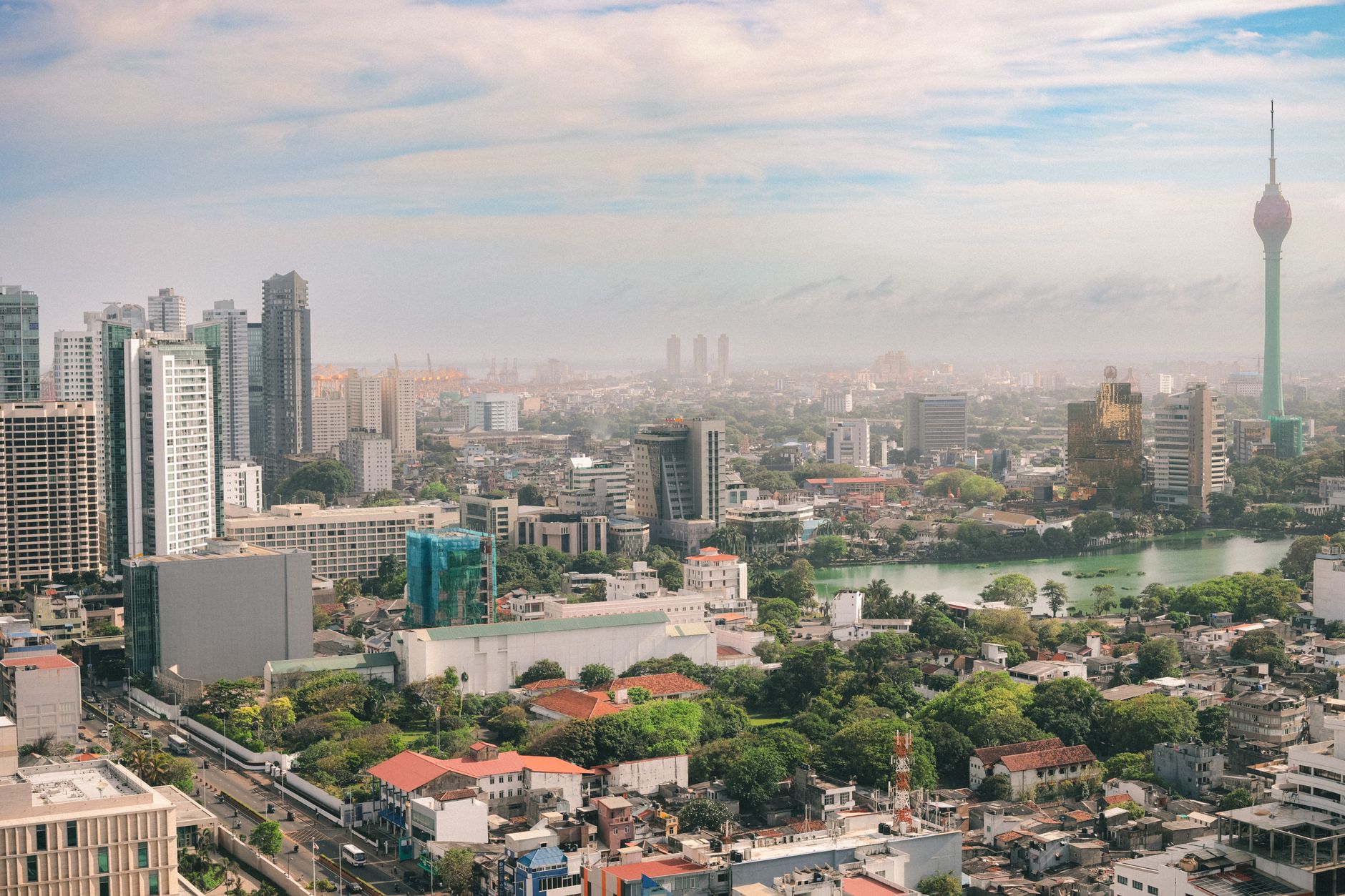 Colombo Lotus Tower, nejvyšší věž jižní Asie ve tvaru lotosového květu, nad městem Kolombo