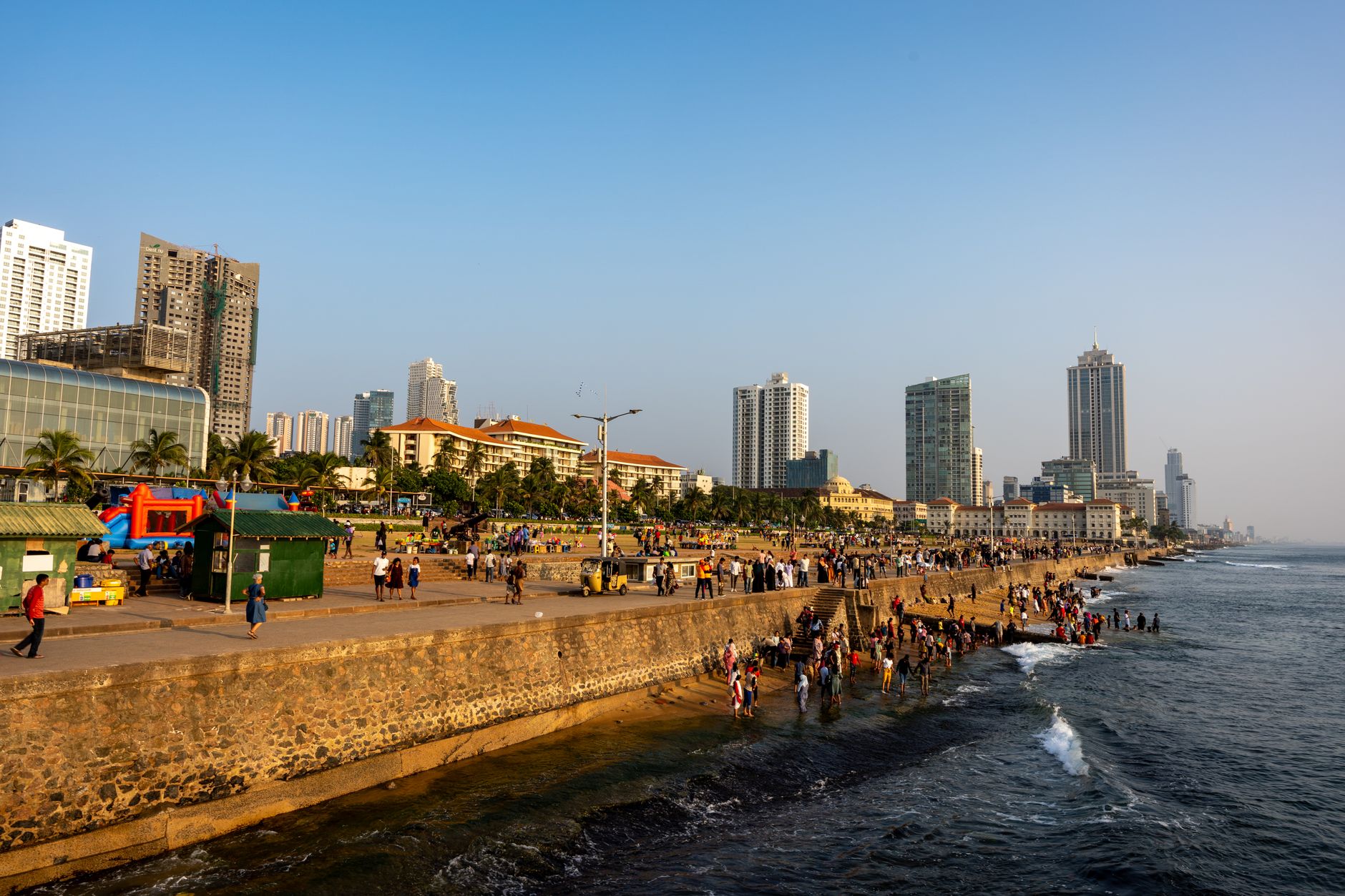 Travnatá pobřežní promenáda Galle Face Green podél Indického oceánu v Kolombu