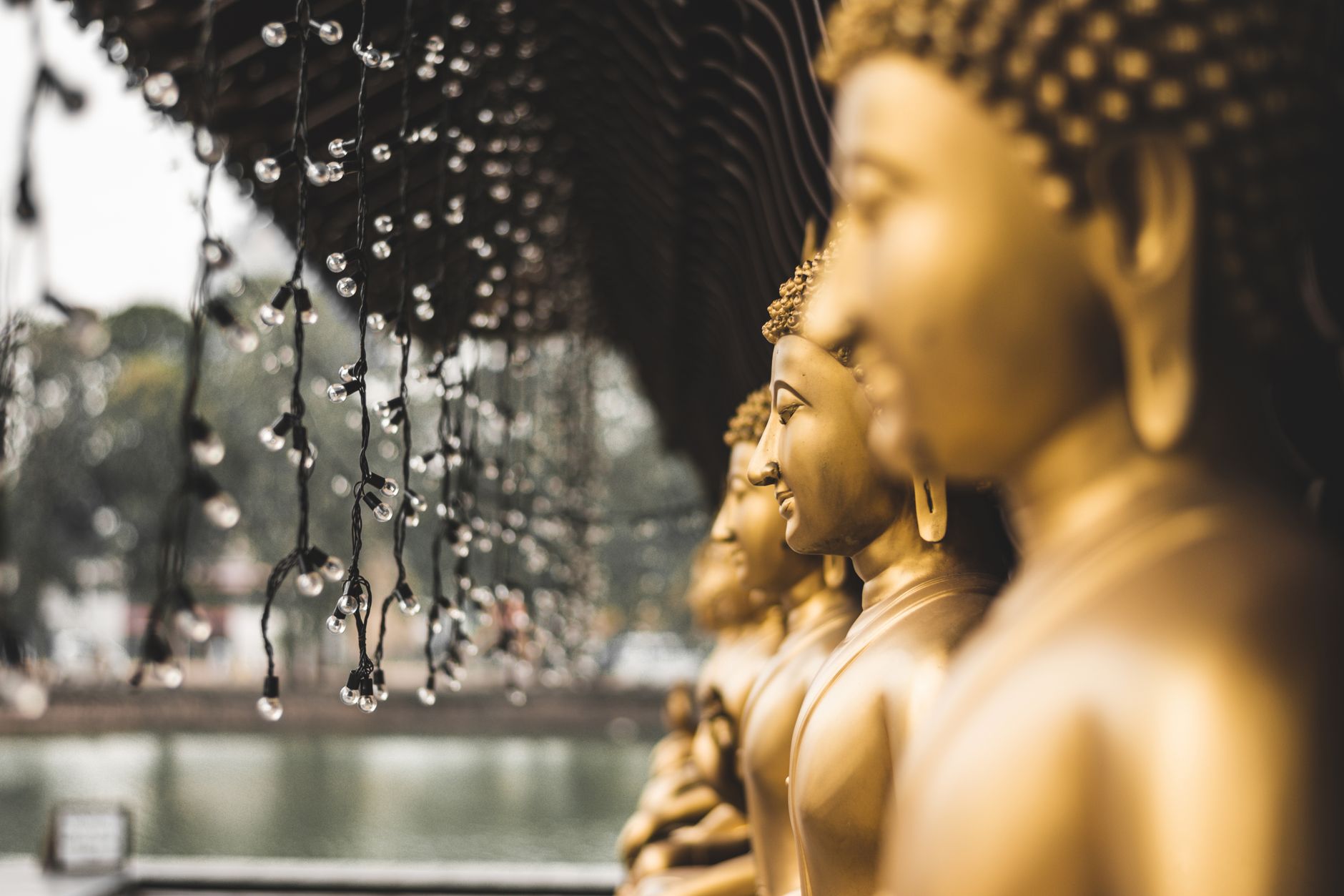 Buddhistický chrám Gangaramaya v Kolombu se sochami a relikviemi