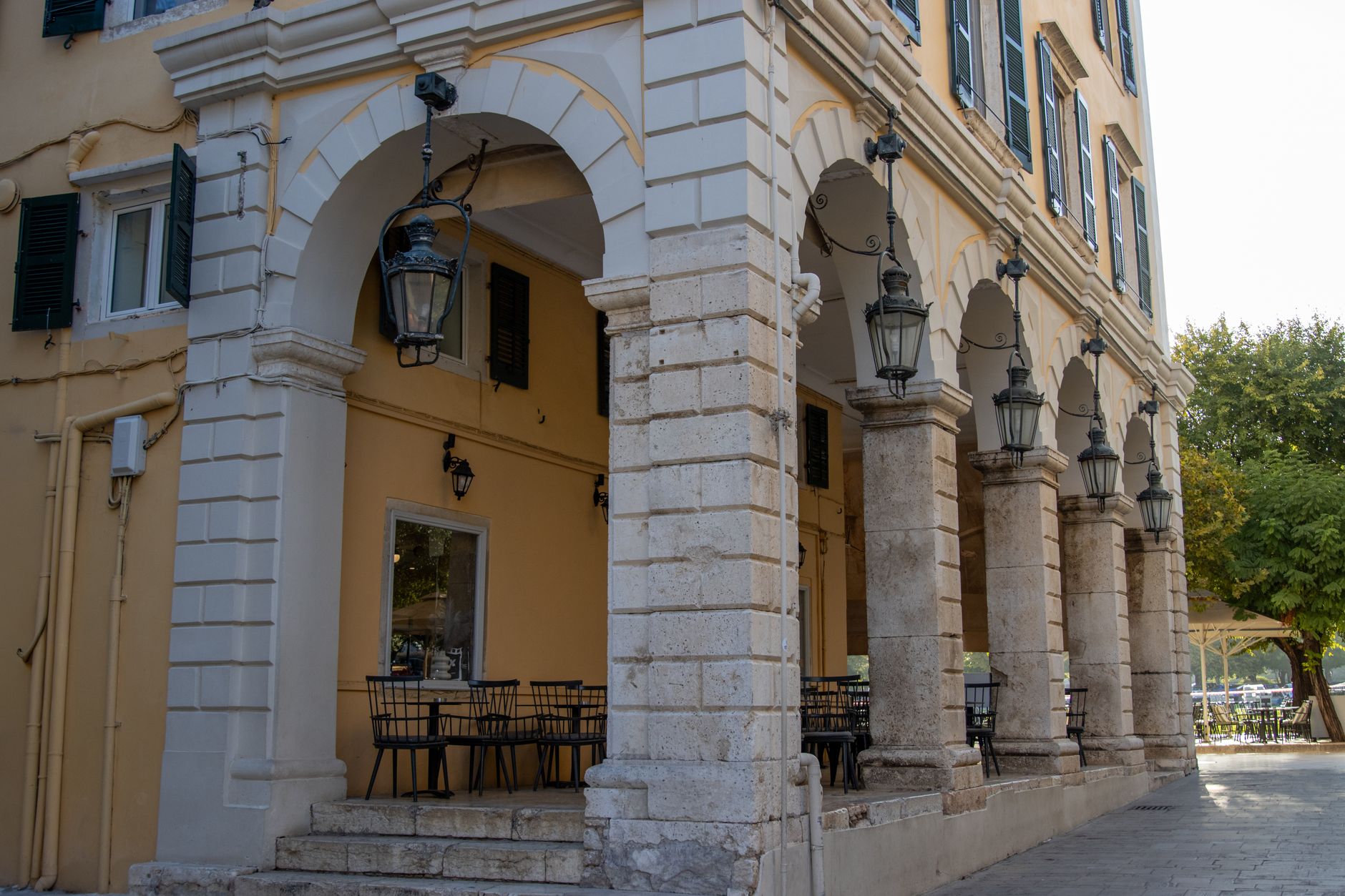 Staré město Korfu s benátskou architekturou a úzkými uličkami kanóni