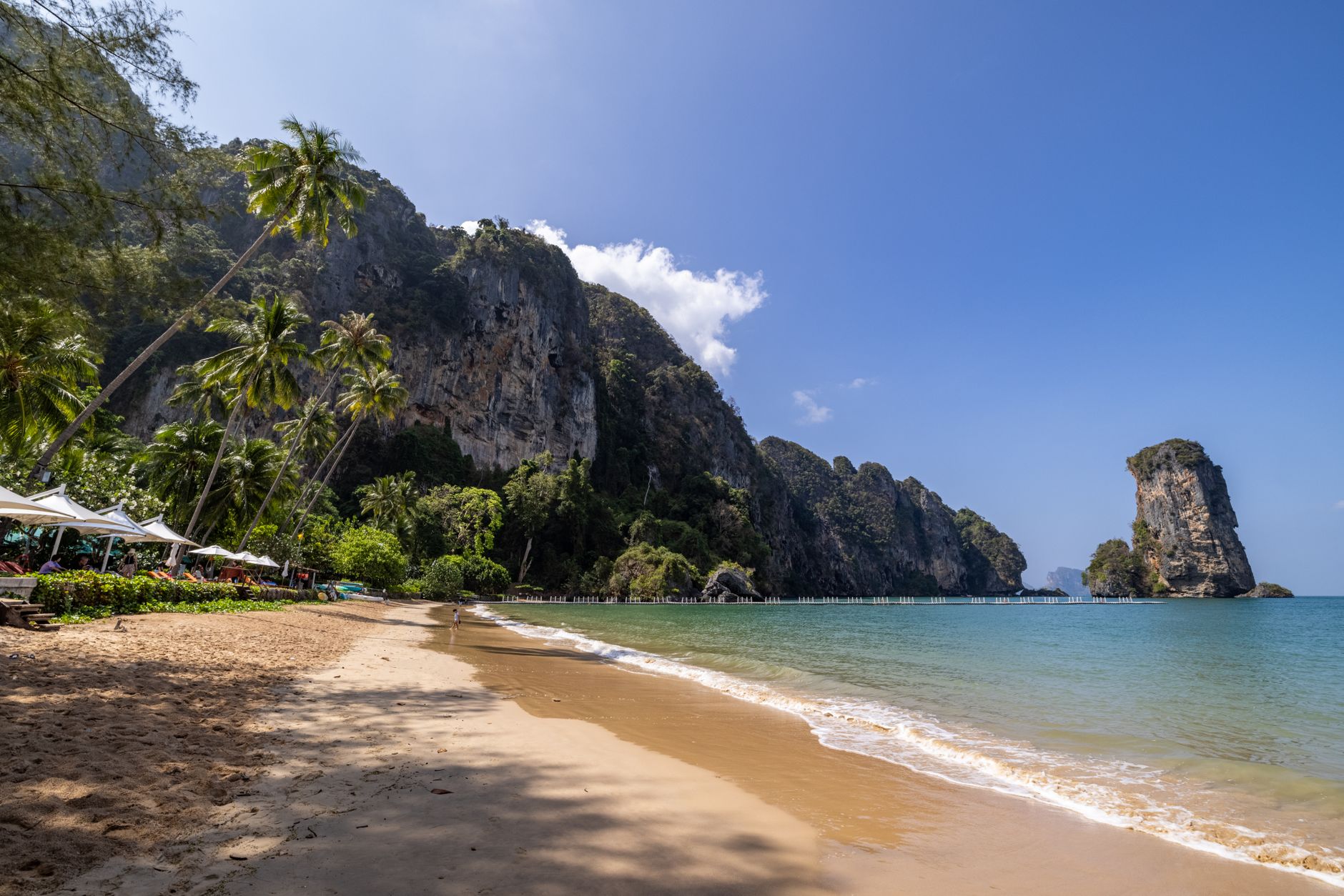 Pláž Railay s bílým pískem sevřená vápencovými útesy v Krabi