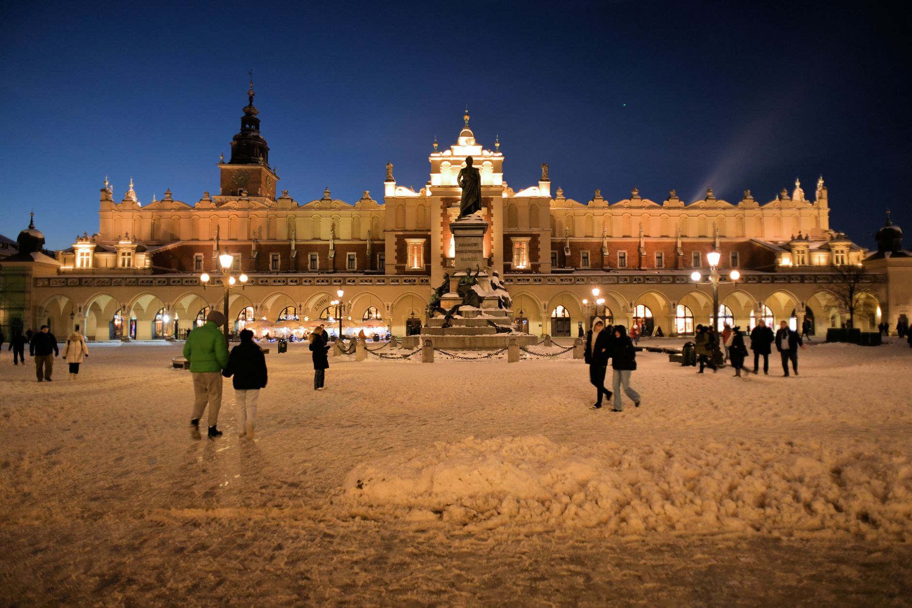 Vánoční trhy na hlavním náměstí Rynek Główny v Krakově s nasvícenými stánky