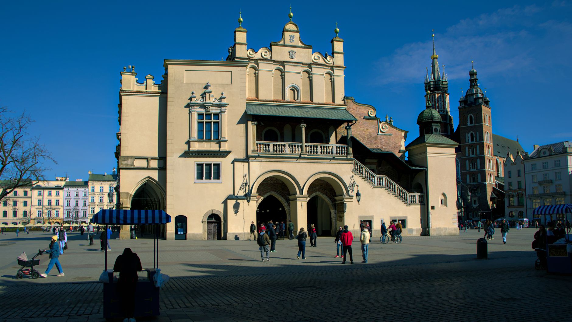 Hlavní náměstí Rynek Główny v Krakově se Sukiennicemi a věží kostela Panny Marie
