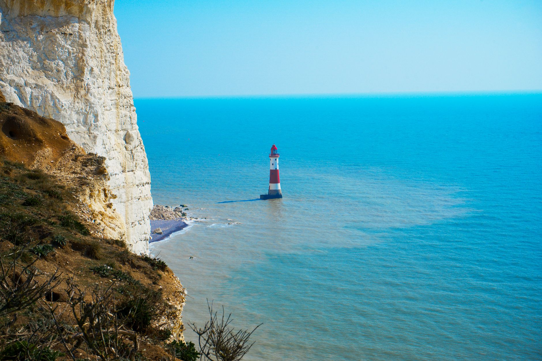 Červenobílý maják Beachy Head pod nejvyšším křídovým útesem Británie u Eastbourne