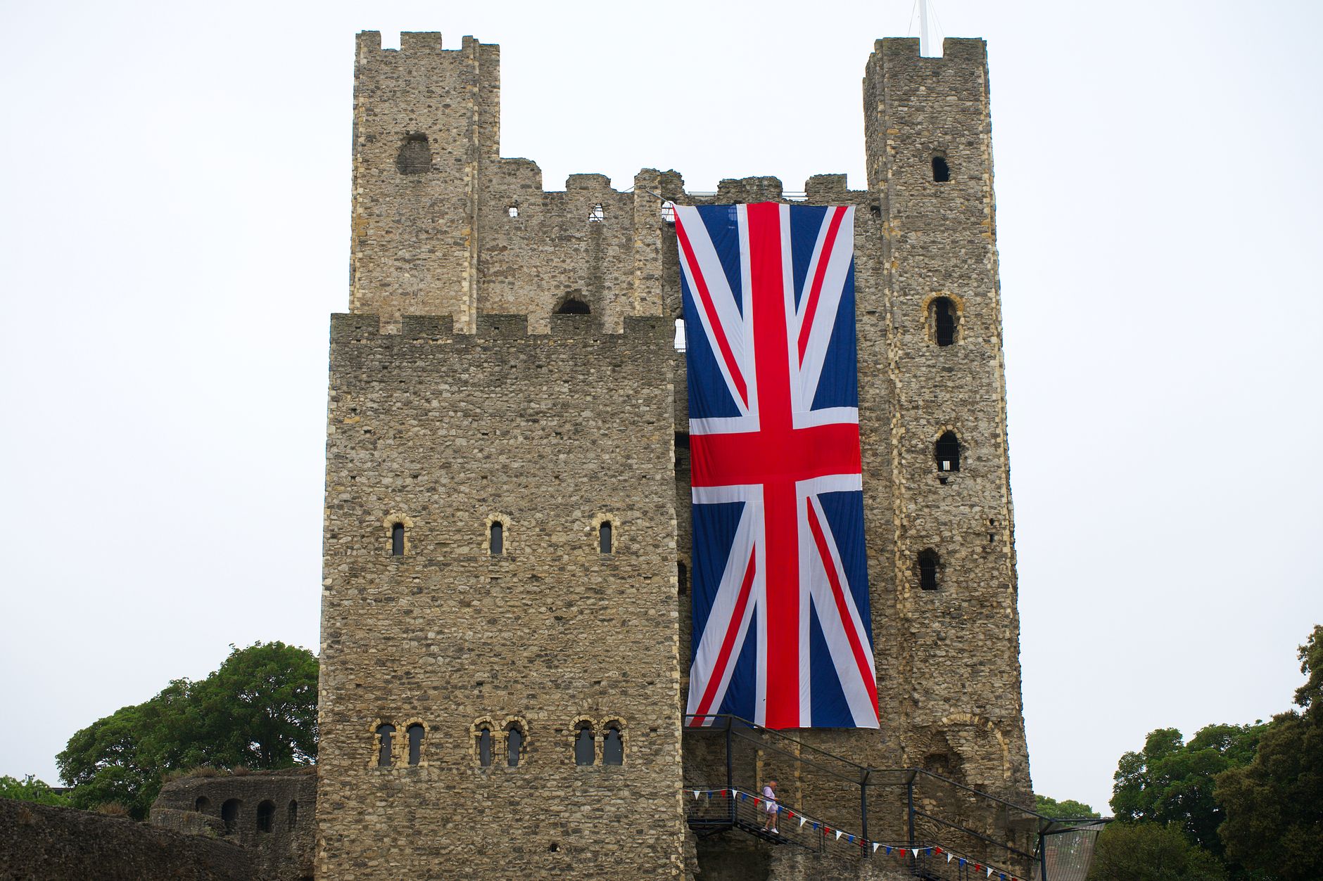 Mohutný středověký hrad Dover Castle na kopci nad městem a přístavem v Kentu