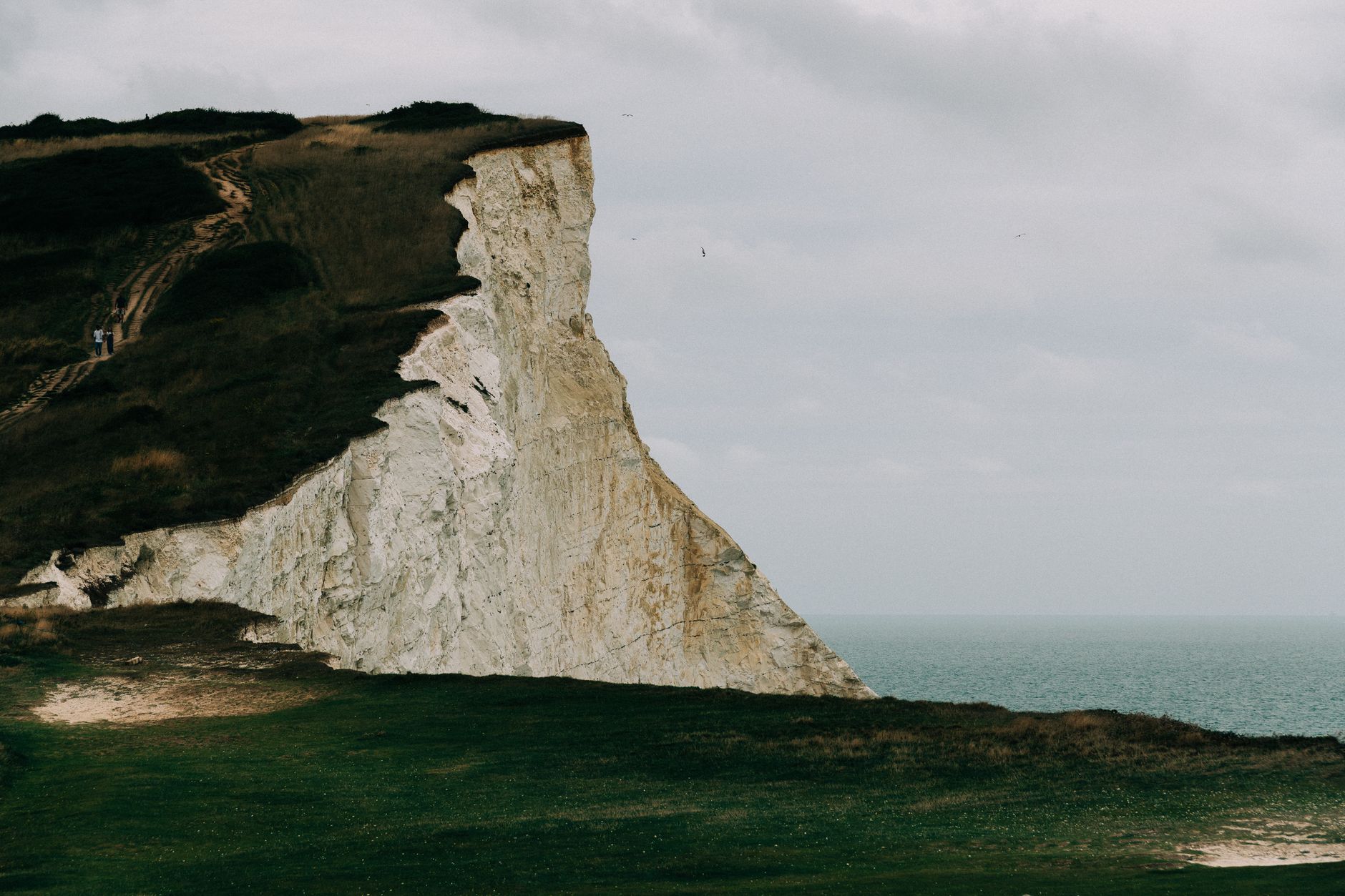 Bílý maják South Foreland Lighthouse na vrcholu doverských křídových útesů s travnatým hřebenem