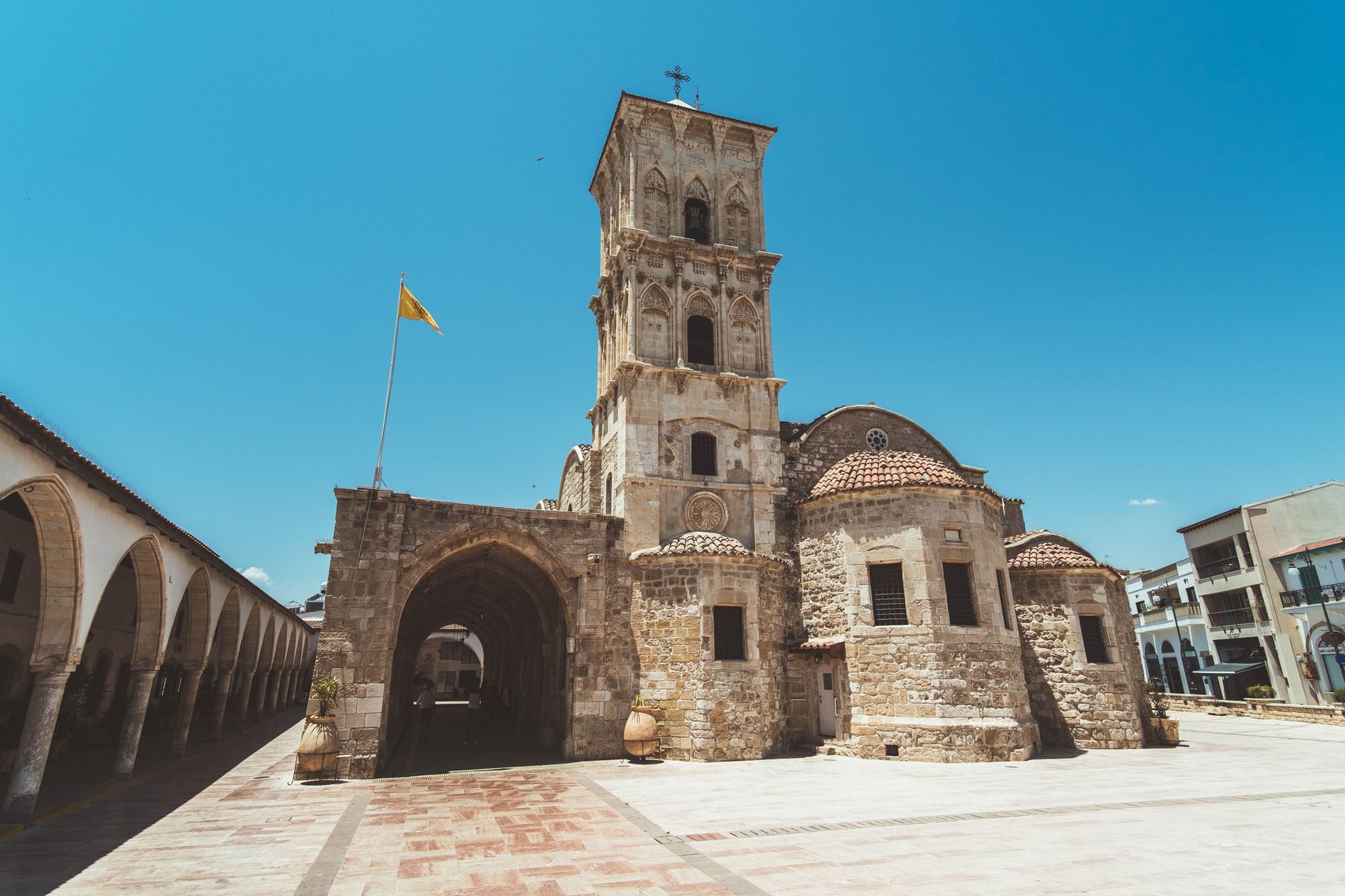 Horská vesnice s kamennými domy a byzantským kostelíkem v pohoří Troodos na Kypru