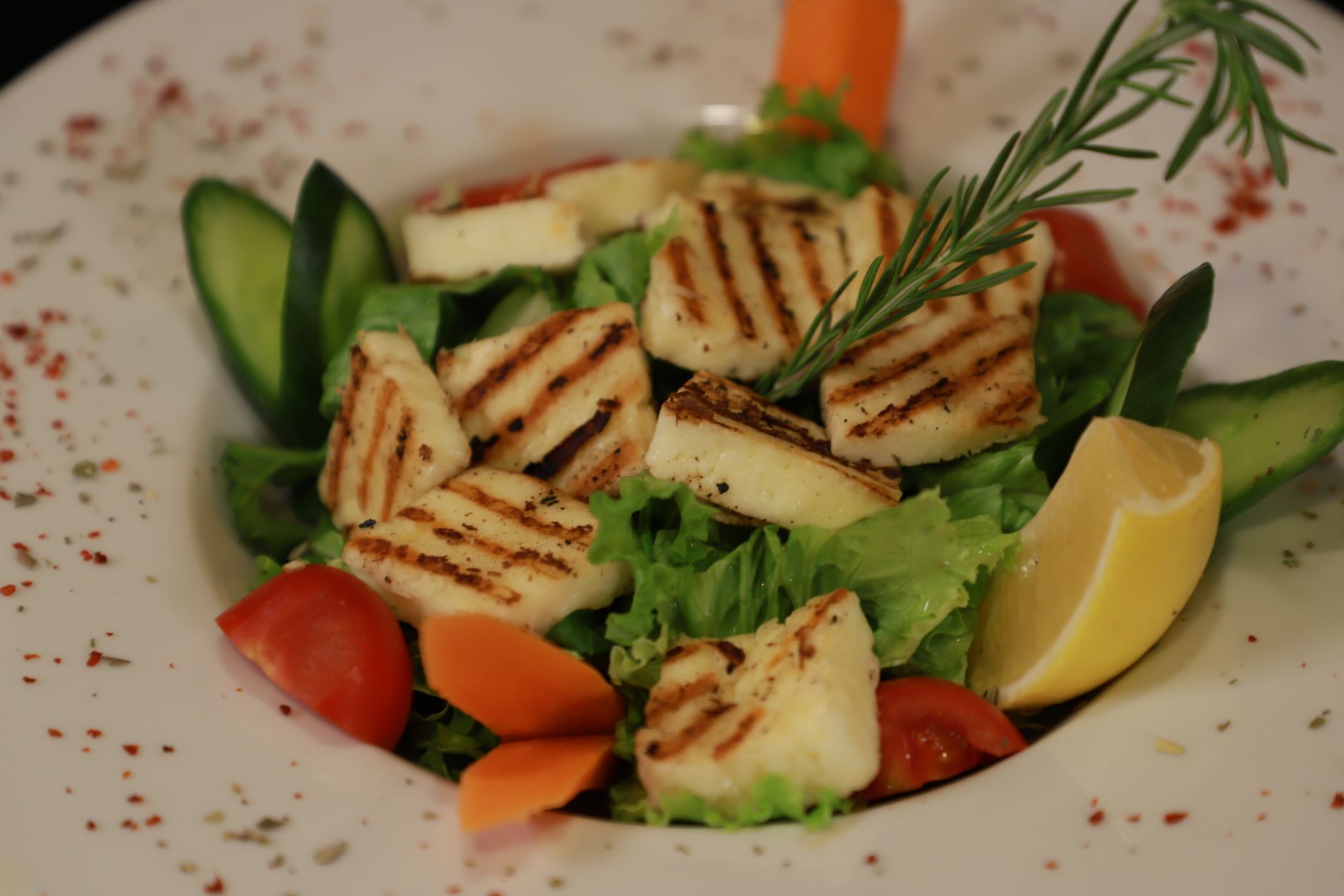 Talíř s meze, grilovaným sýrem halloumi a středomořskými předkrmy na severním Kypru