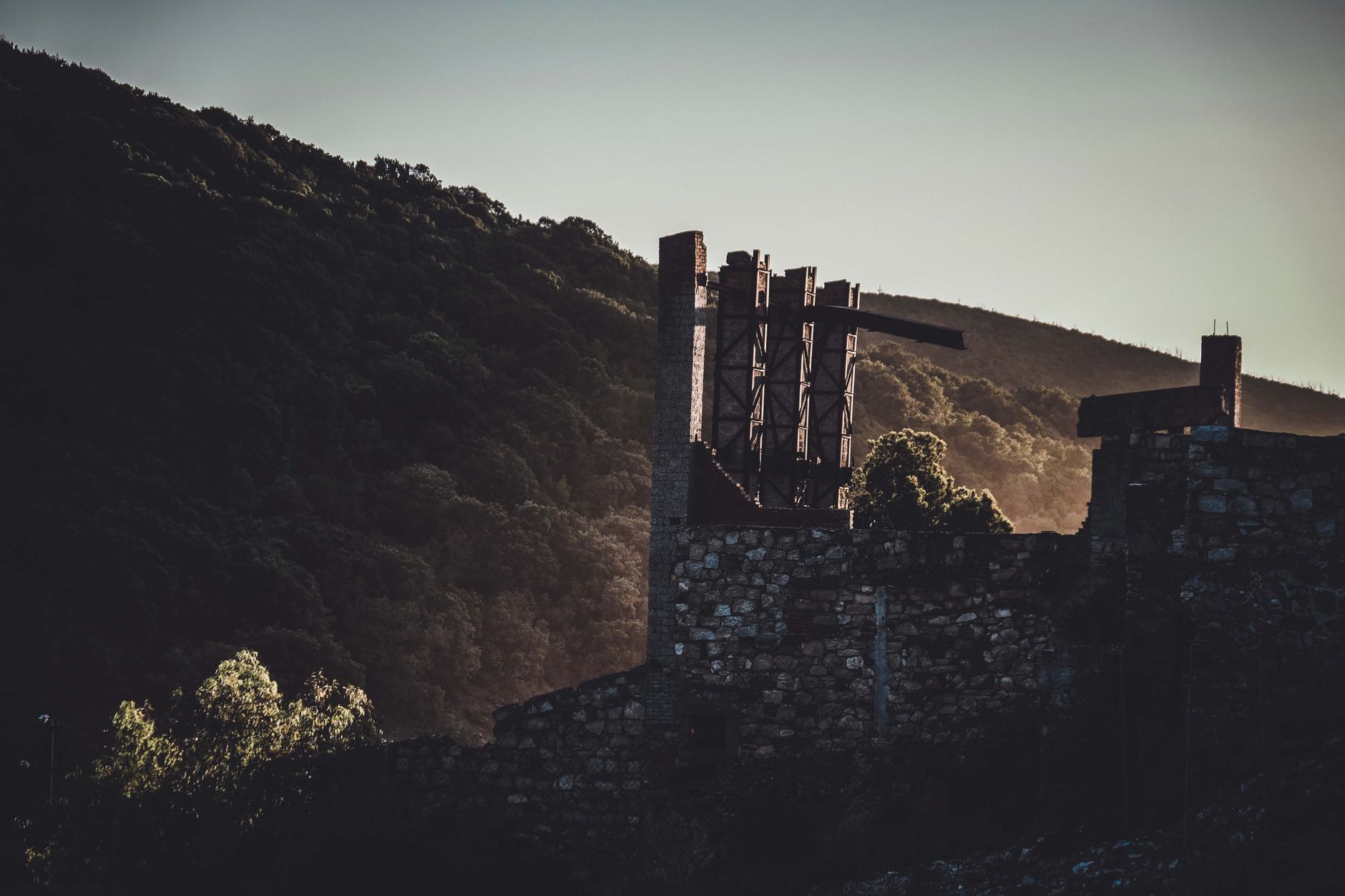 Horský hrad Saint Hilarion na skalním hřebeni nad Kyrenií s výhledem na pobřeží