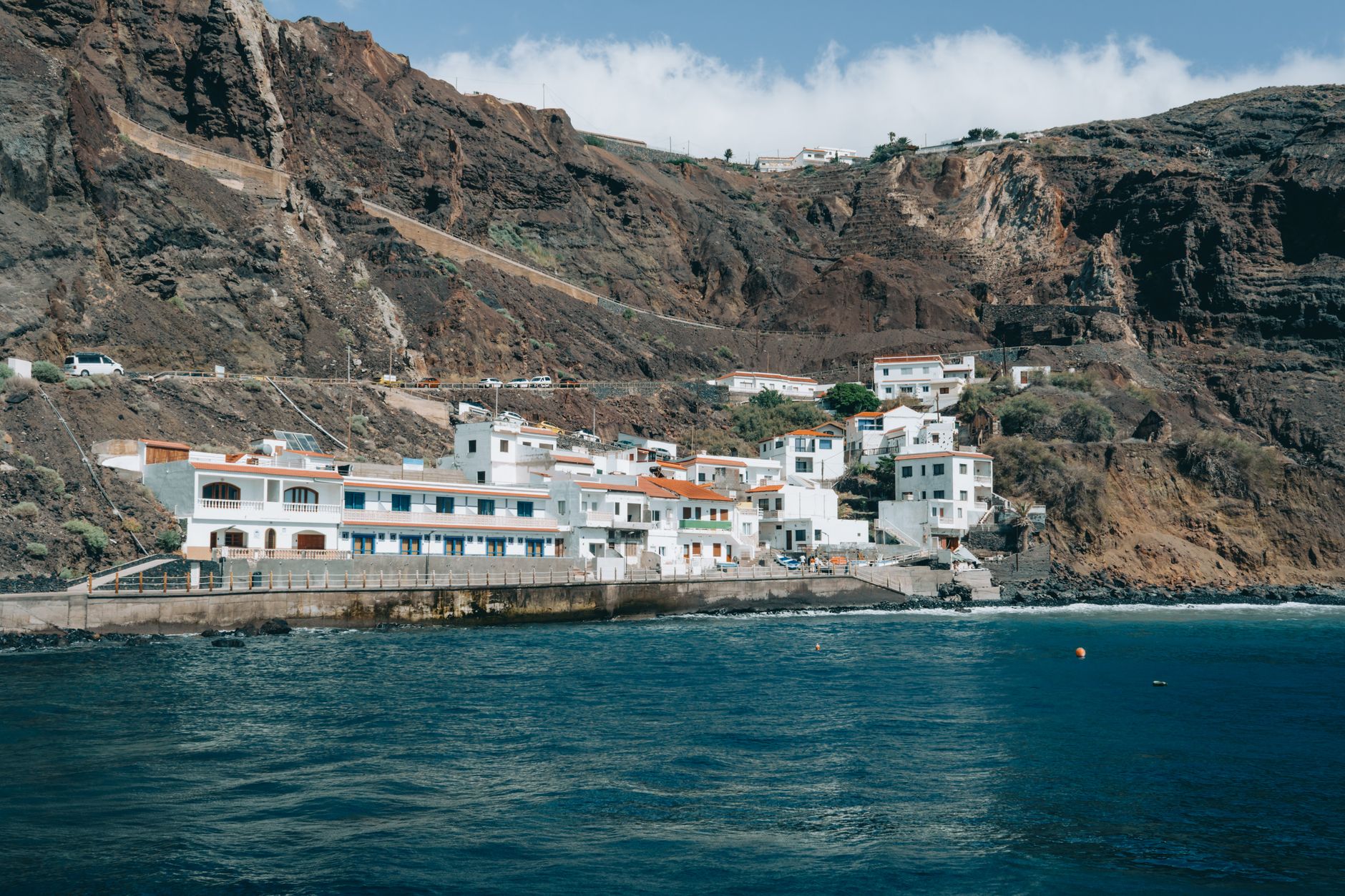 Bílé domky vesnice Agulo přilepené na svahu nad oceánem na ostrově La Gomera