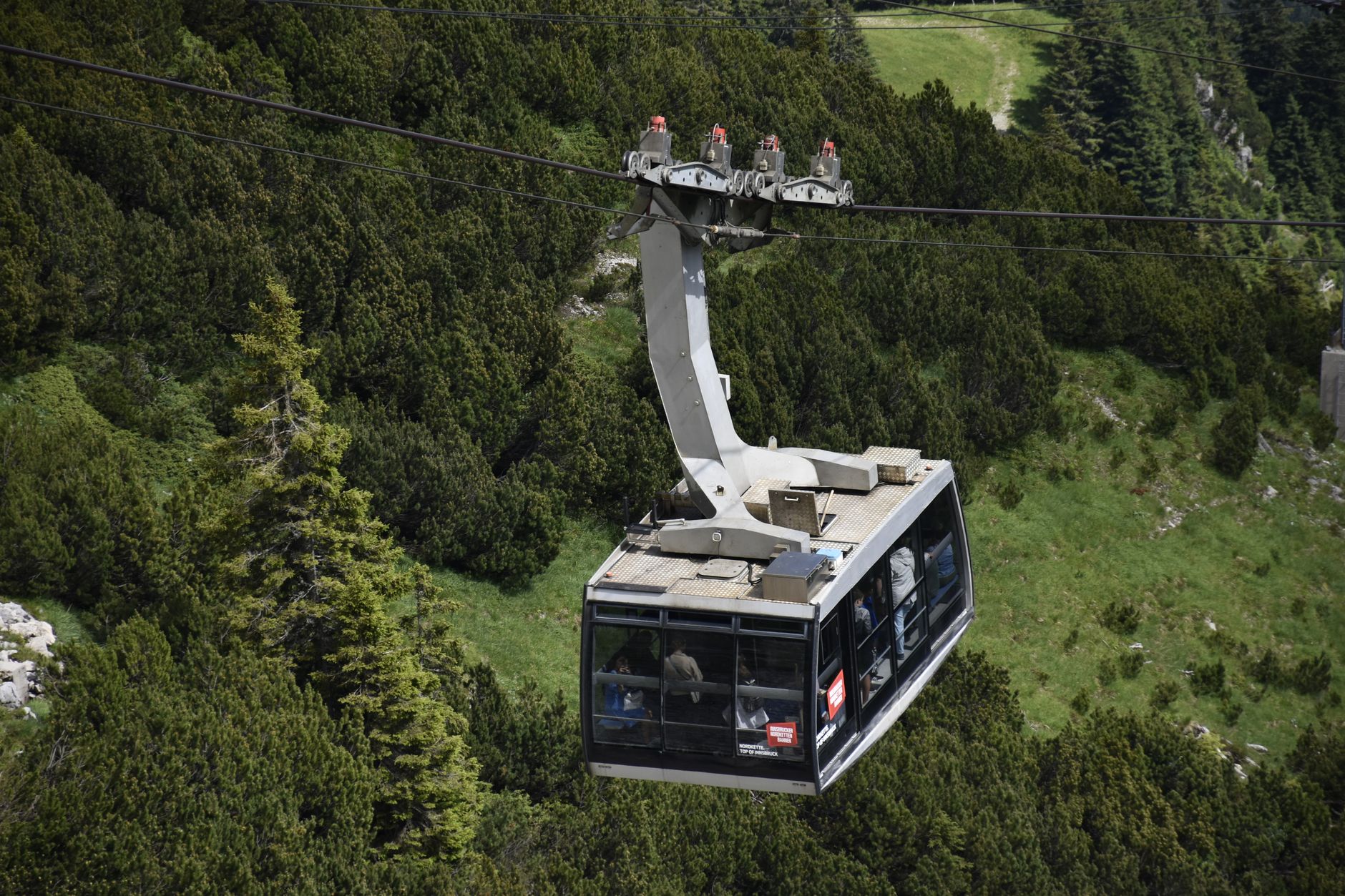 Lanovka na horu Monte Baldo nad jezerem Garda s výhledem na hladinu a okolní vrcholy