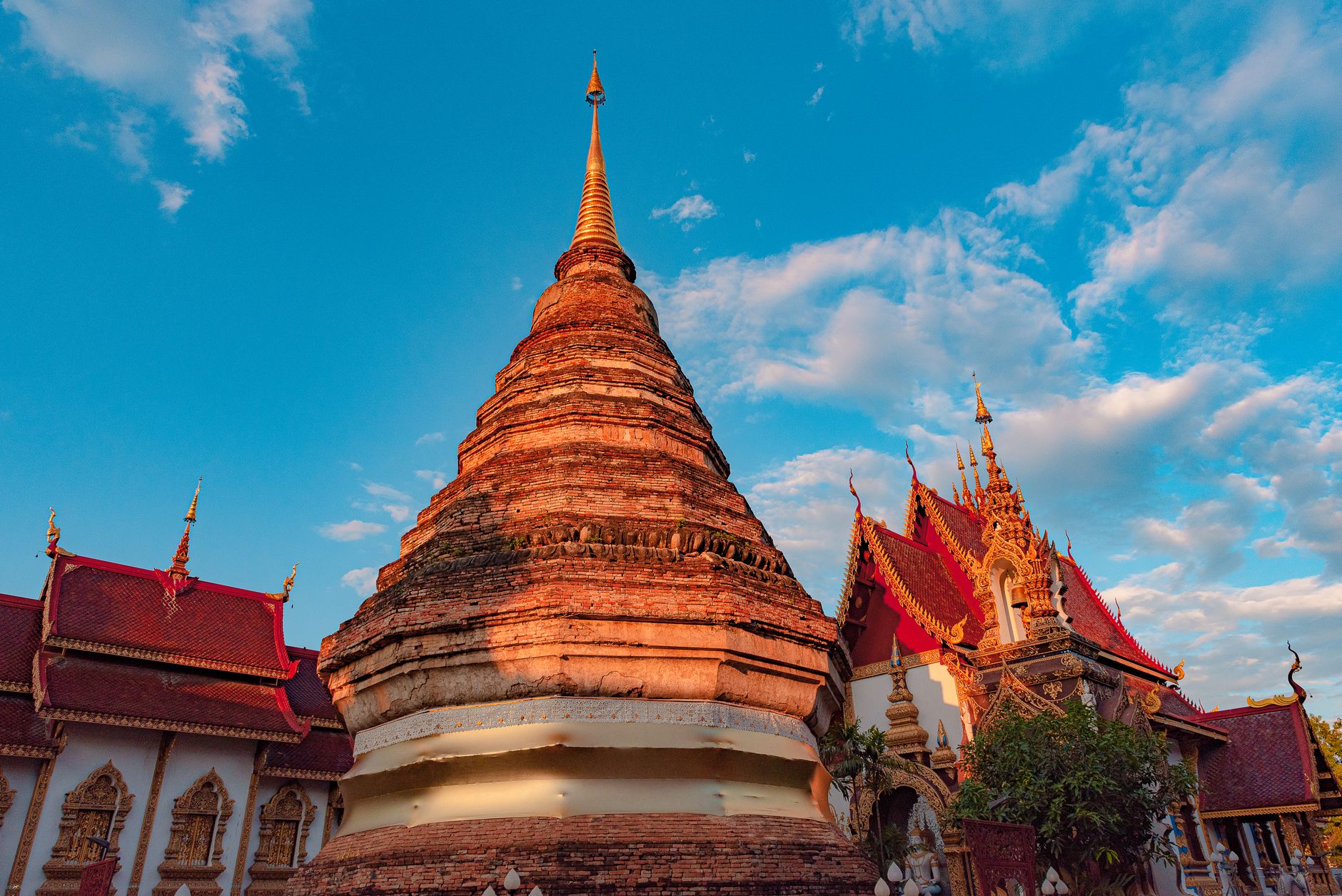 Zlatá stúpa Pha That Luang ve Vientiane zářící proti modré obloze