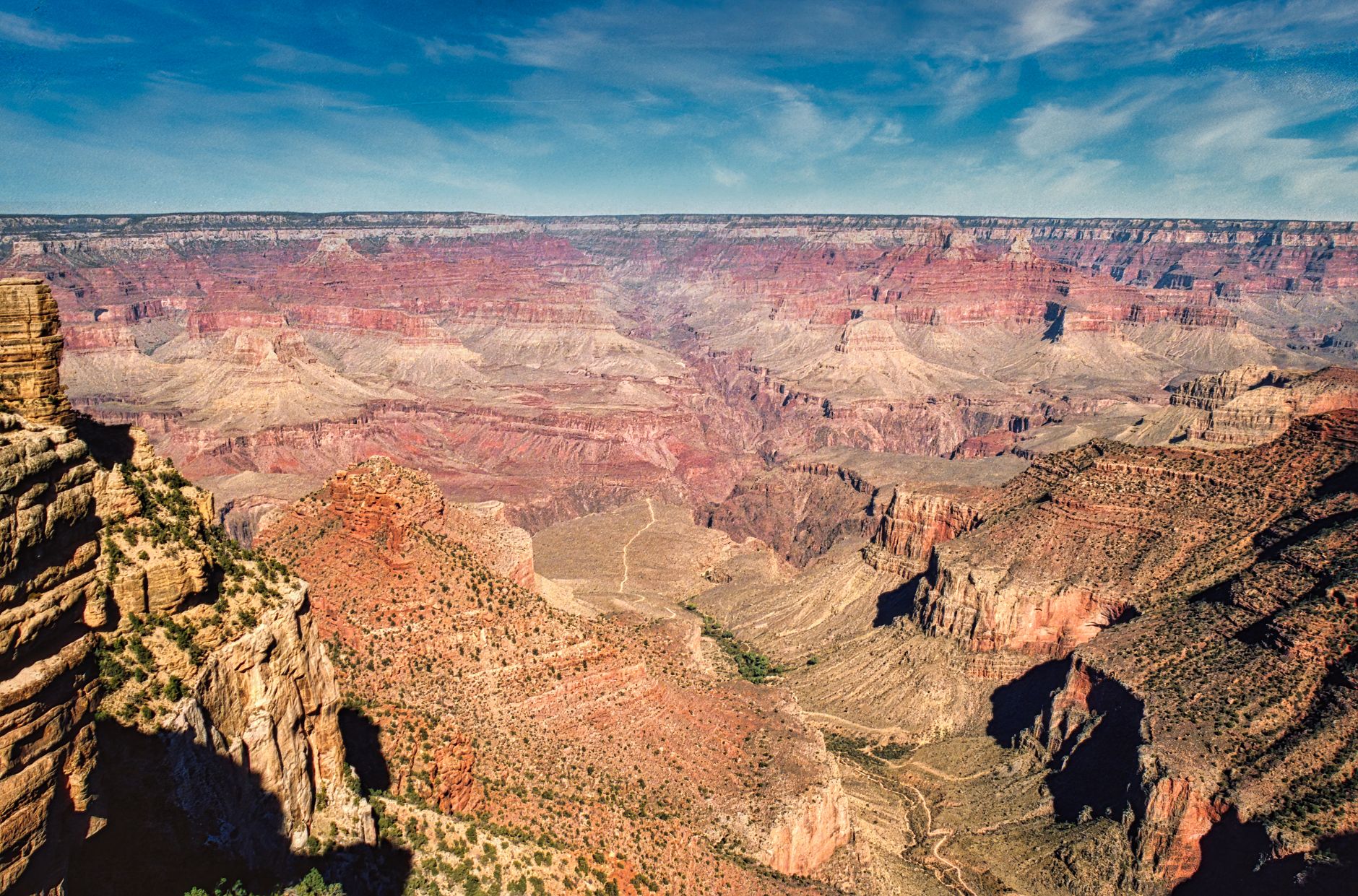 Vyhlídka na Grand Canyon s vrstvenými červenými skalními stěnami a řekou Colorado v hloubce