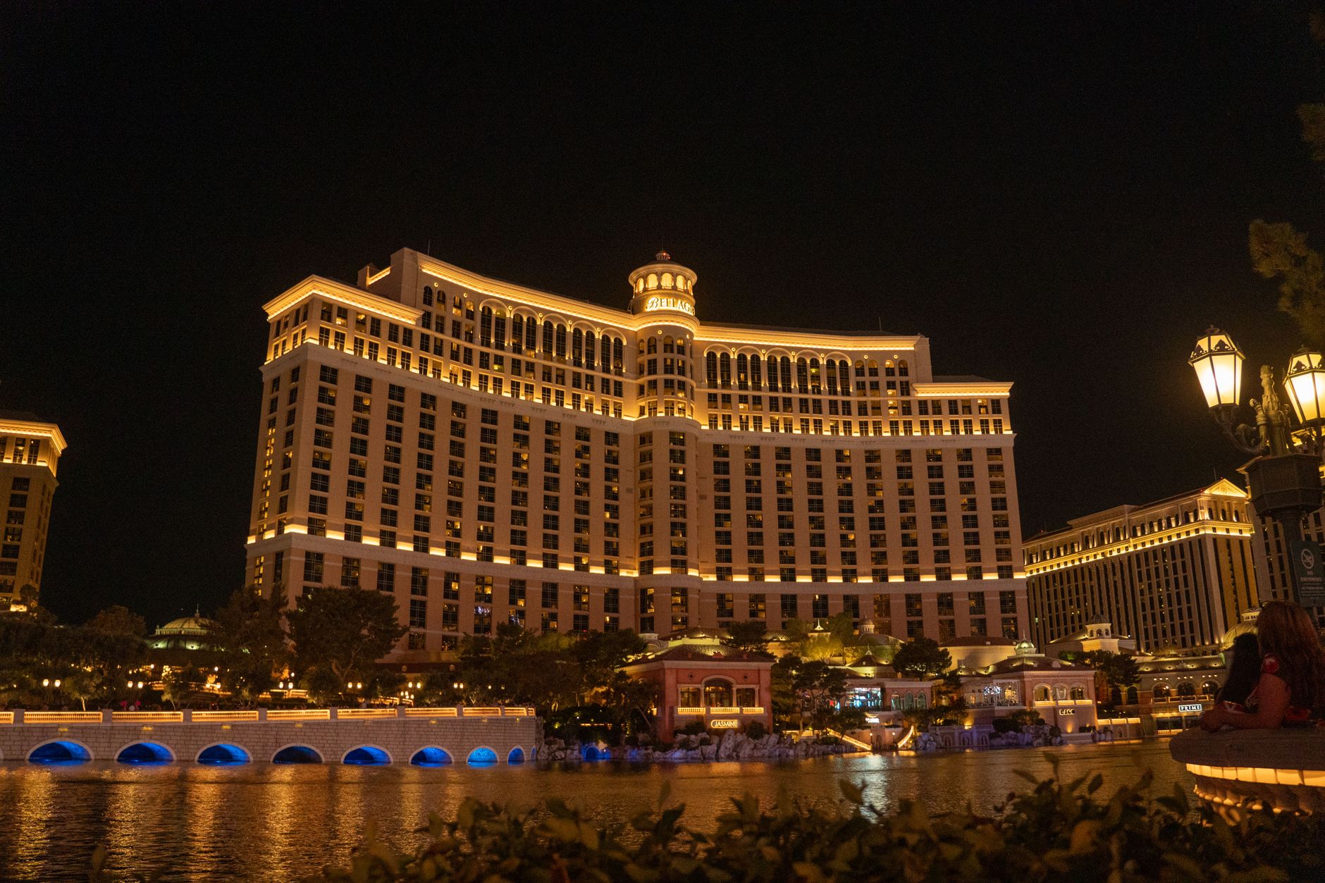 Detail nasvícené fasády tematického hotelu na Las Vegas Stripu po setmění