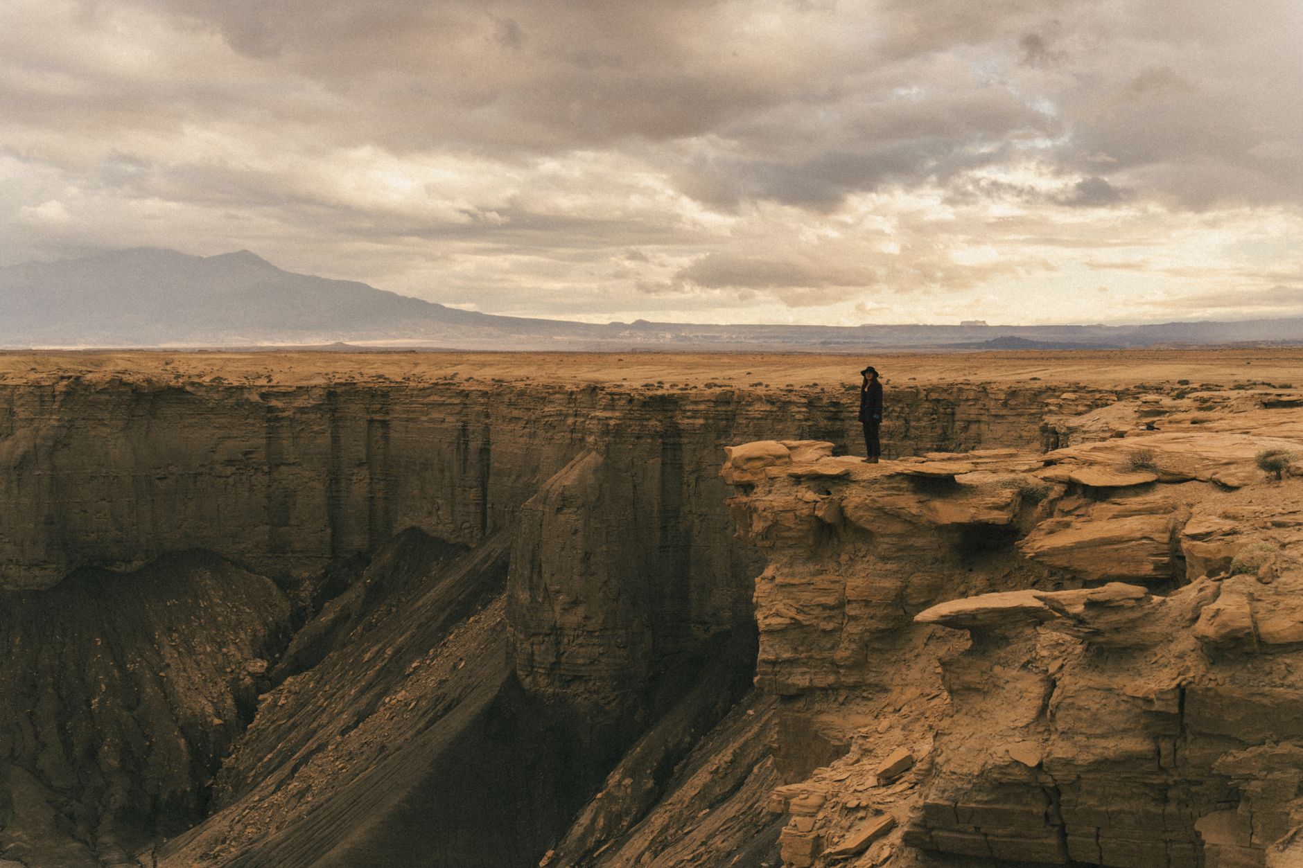 Skleněná vyhlídka nad propastí Grand Canyonu se zábradlím a výhledem do hloubky kaňonu