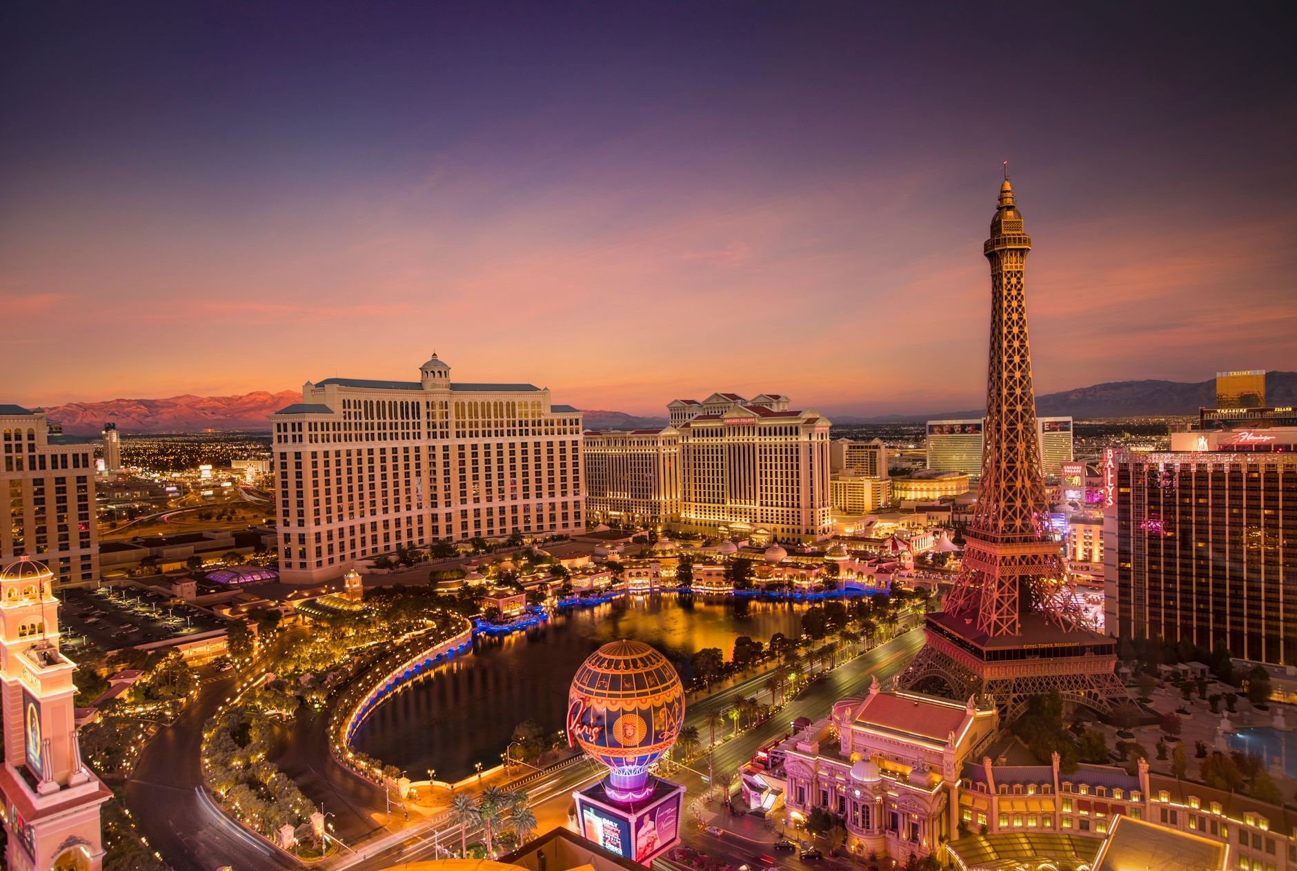 Panorama Las Vegas Stripu po setmění s rozsvícenými hotely a kasiny v poušti Nevada
