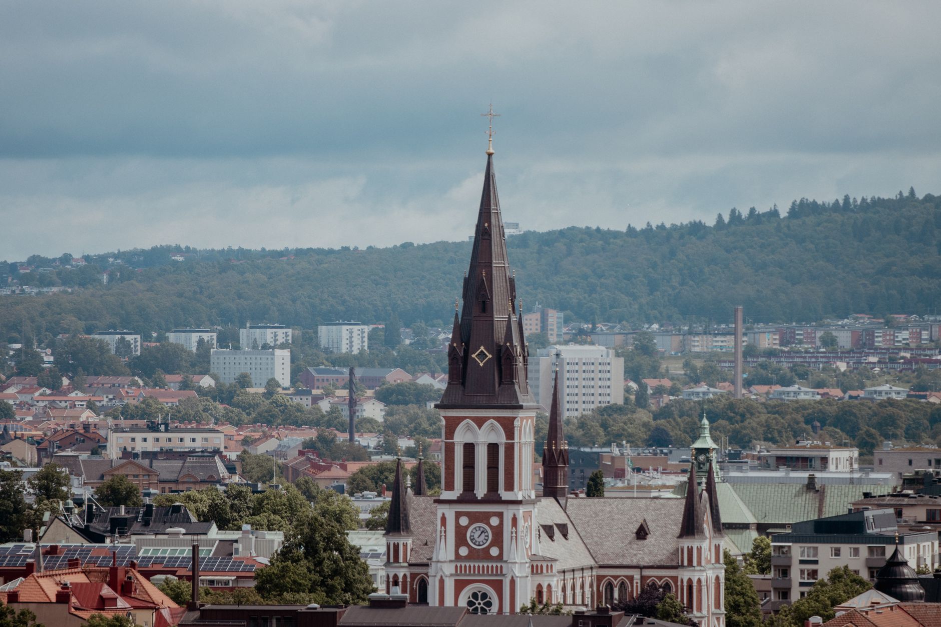 Katedrála v Linköpingu s vysokou věží nad střechami historického centra ve Švédsku