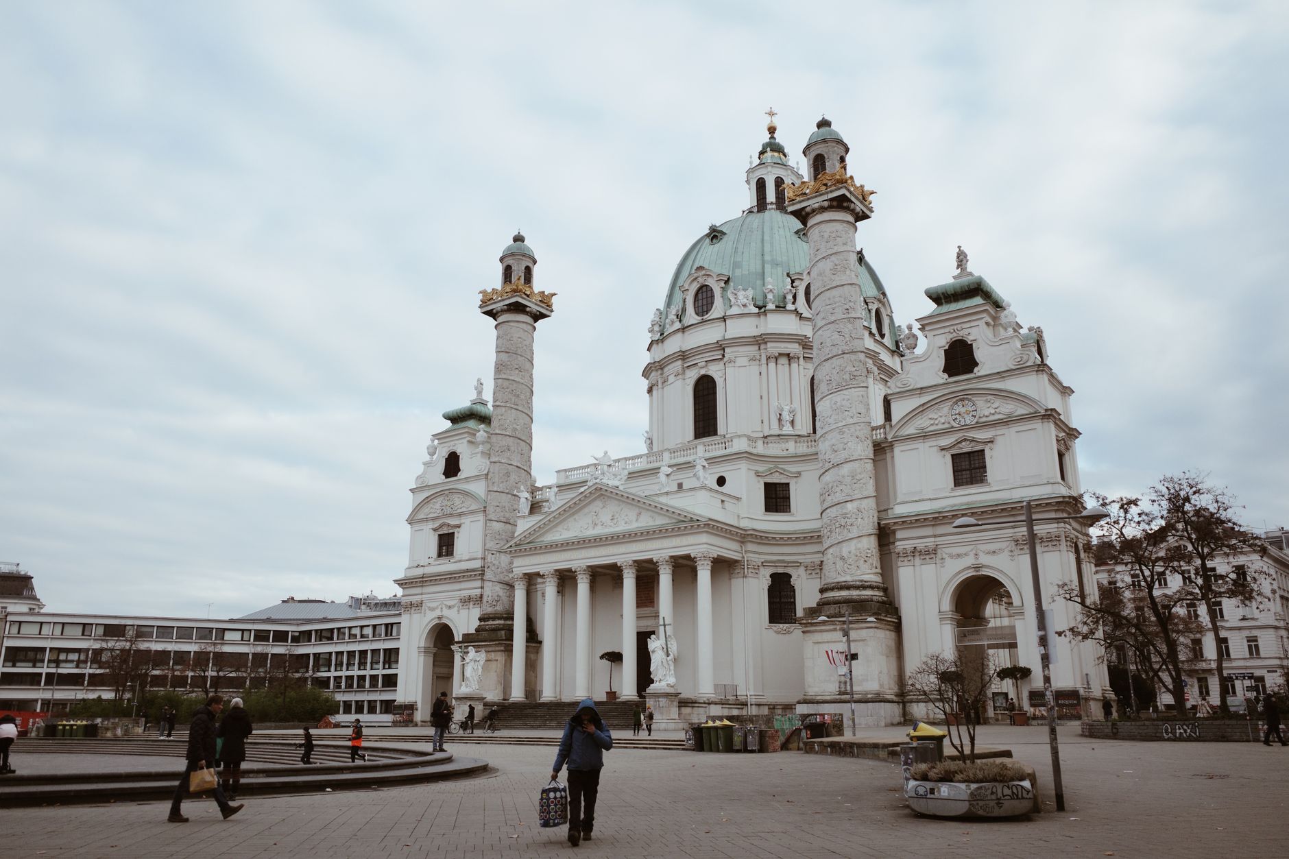 Hlavní náměstí Hauptplatz v Linci s barokními domy a morovým sloupem Dreifaltigkeitssäule