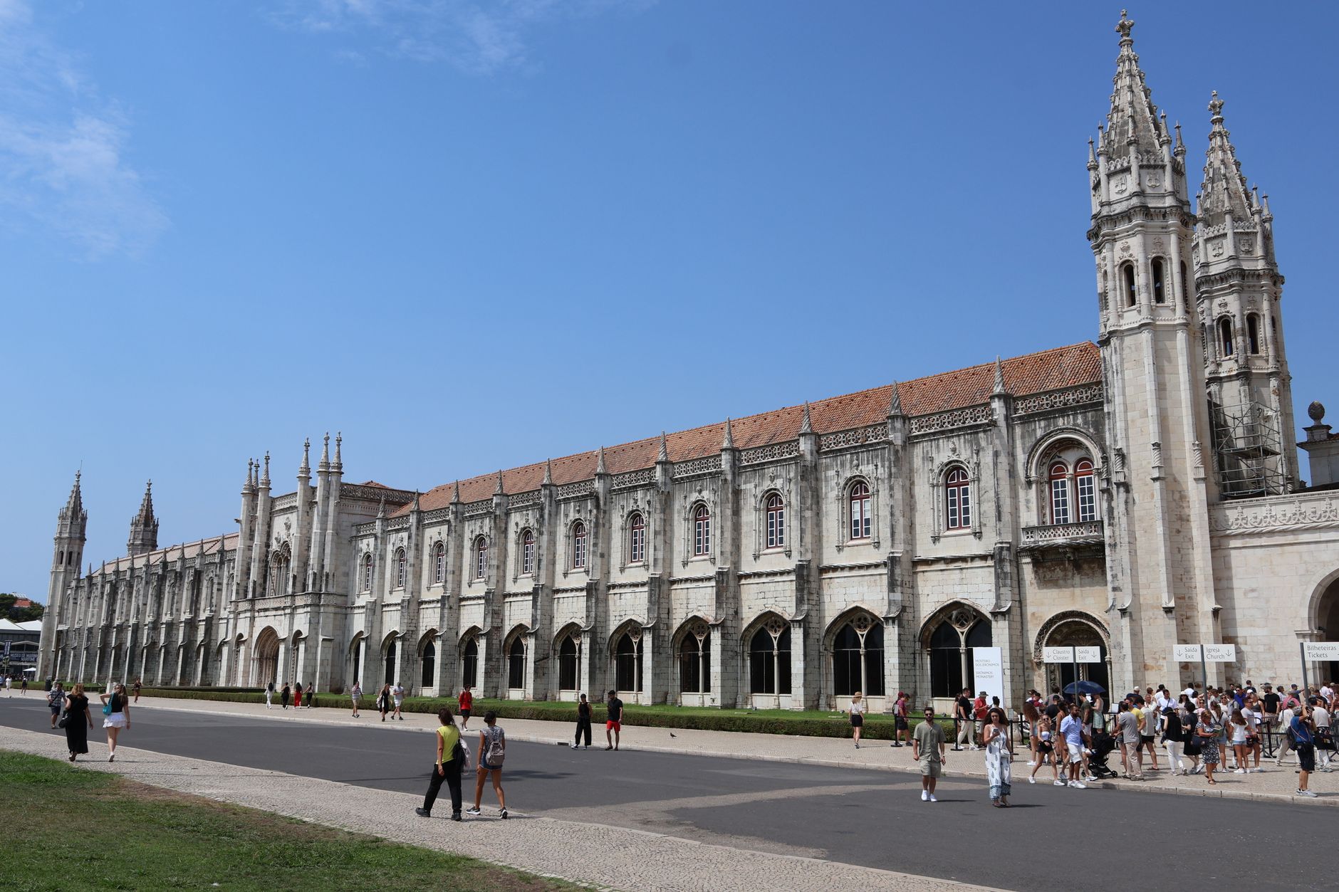 Klášter Jerónimos v Belému v Lisabonu, bohatě zdobené bílé kamenné průčelí v manuelském slohu