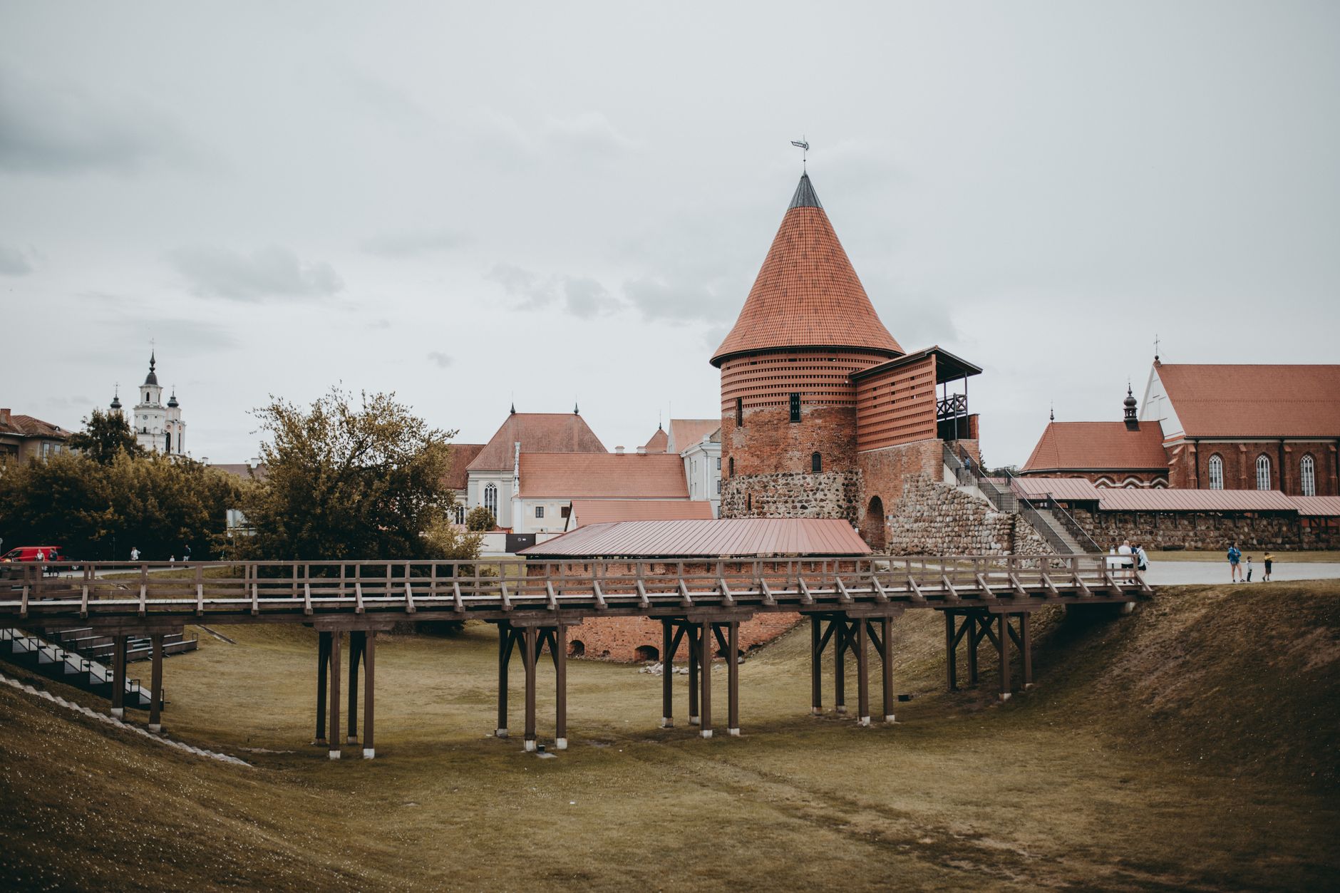 Cihlový hrad Trakai na ostrově uprostřed jezera v Litvě