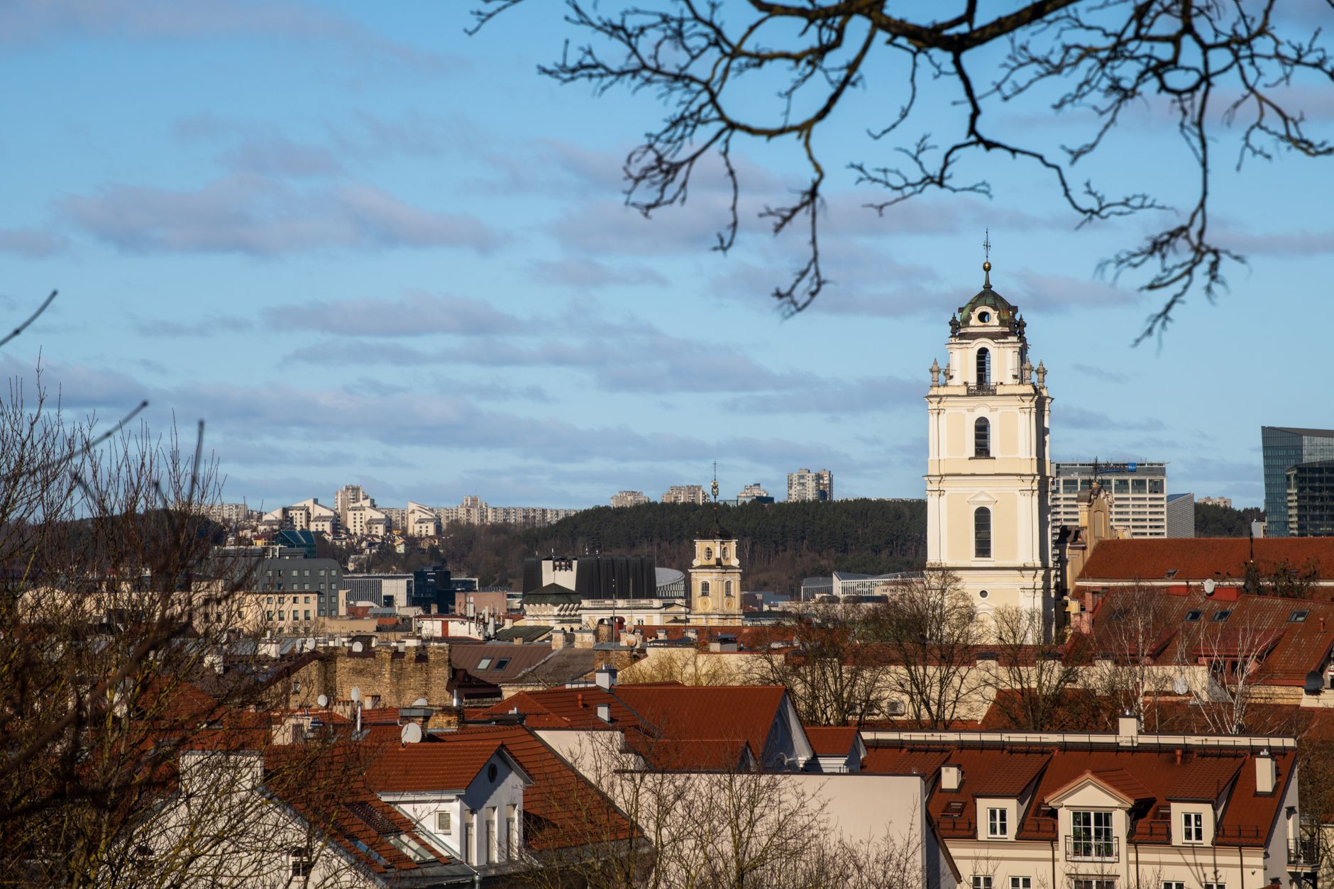 Panorama starého města Vilnius s věžemi kostelů a zvonicí katedrály při západu slunce