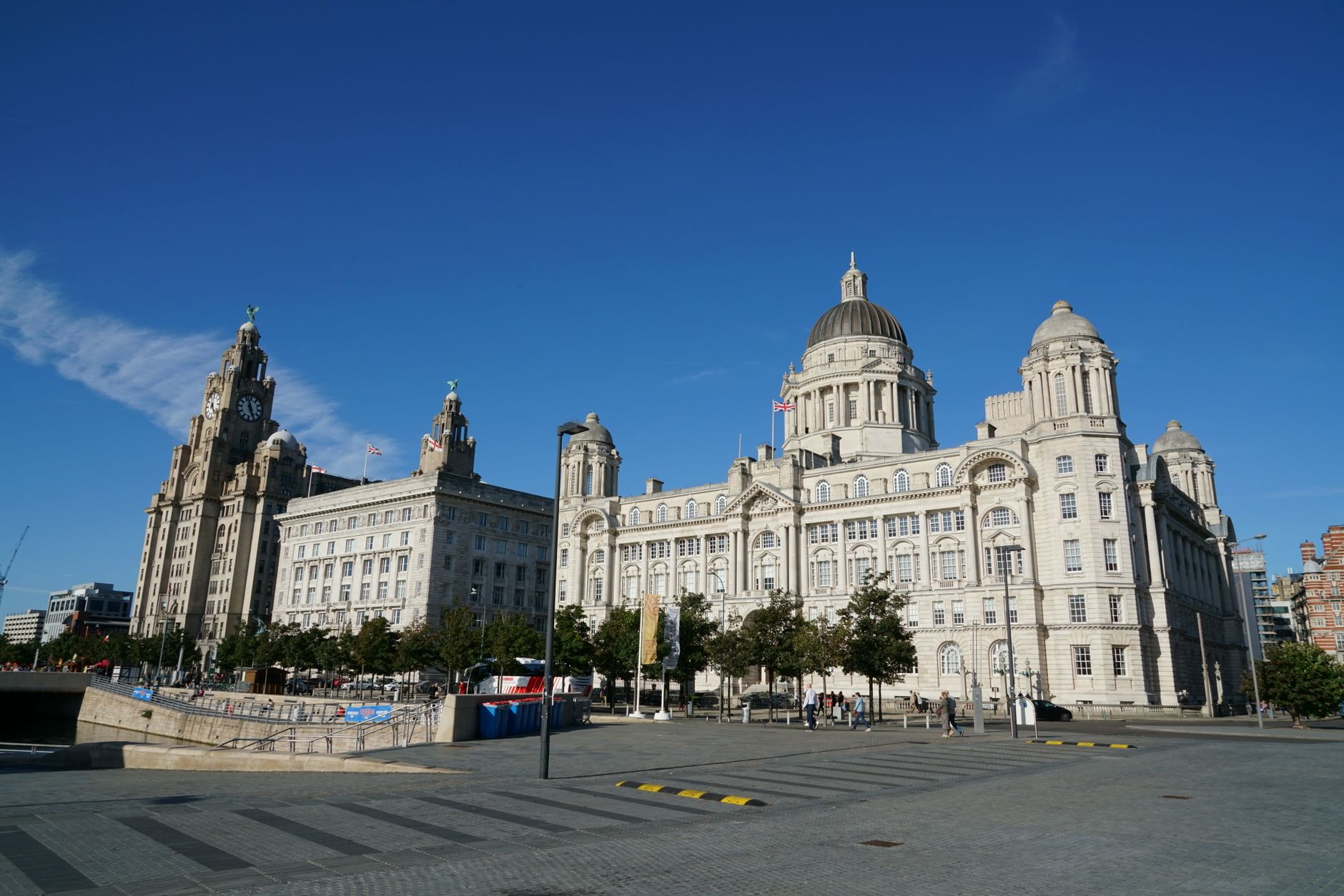 Panorama přístavu Liverpool s budovami Royal Liver Building a Pier Head u řeky Mersey