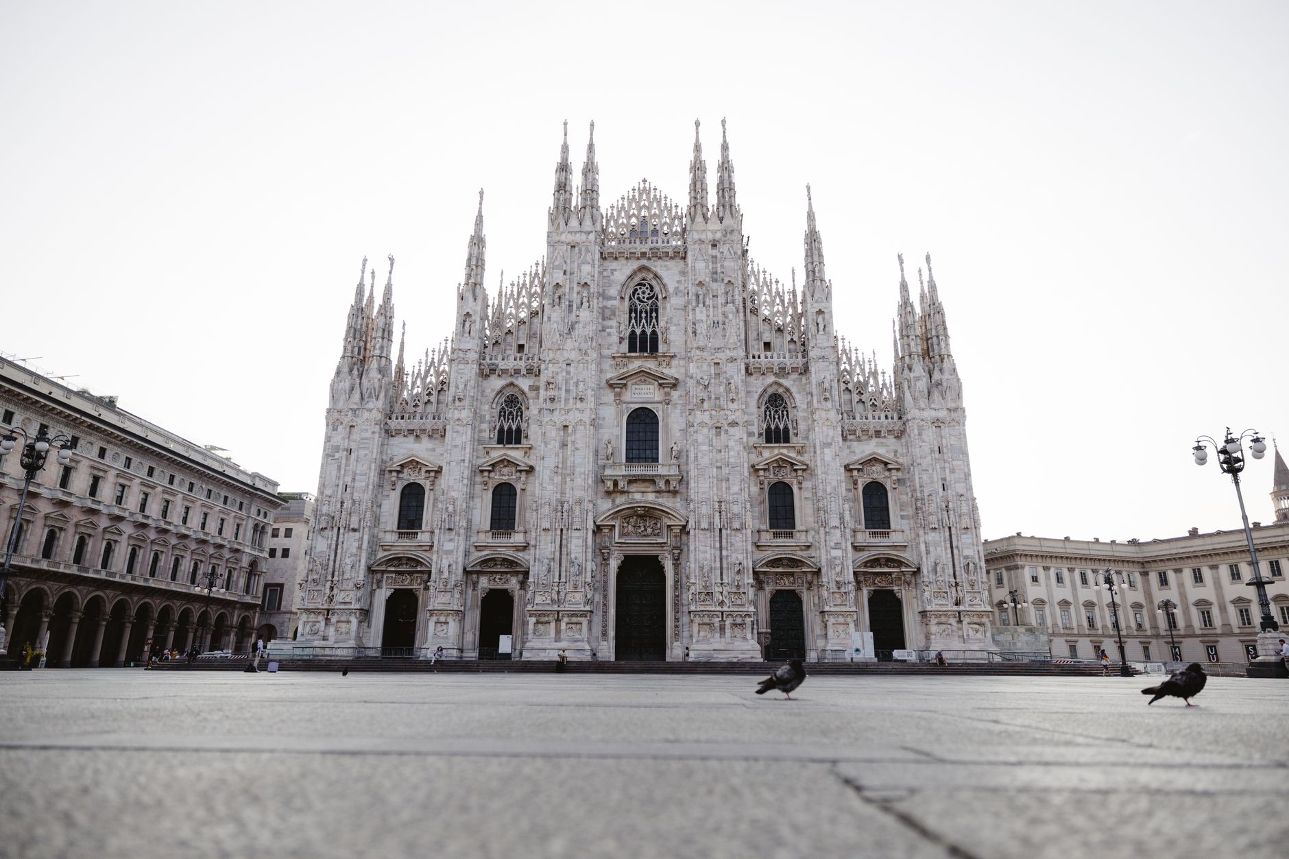 Milánská gotická katedrála Duomo s bílou mramorovou fasádou a tisíci věžiček na náměstí Piazza del Duomo
