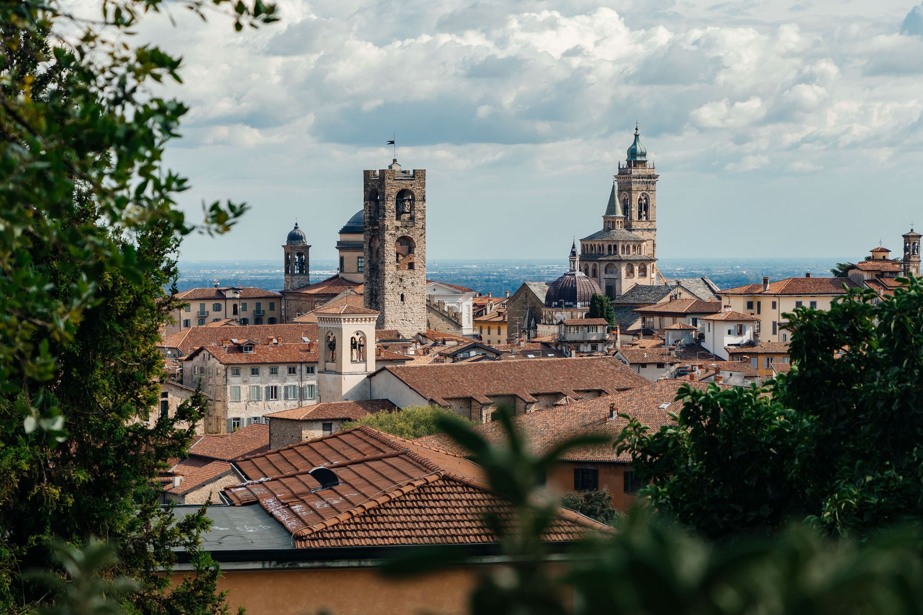 Středověké horní město Bergamo Città Alta s kamennými domy a věží nad údolím obklopené benátskými hradbami