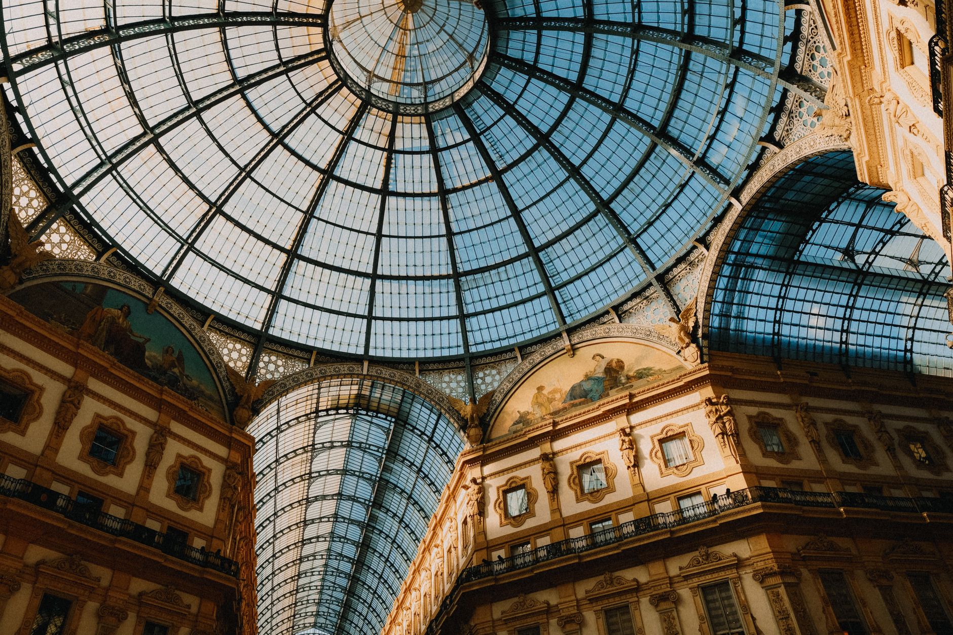 Prosklená nákupní pasáž Galleria Vittorio Emanuele II v Miláně s mozaikovou podlahou a klenutým skleněným stropem