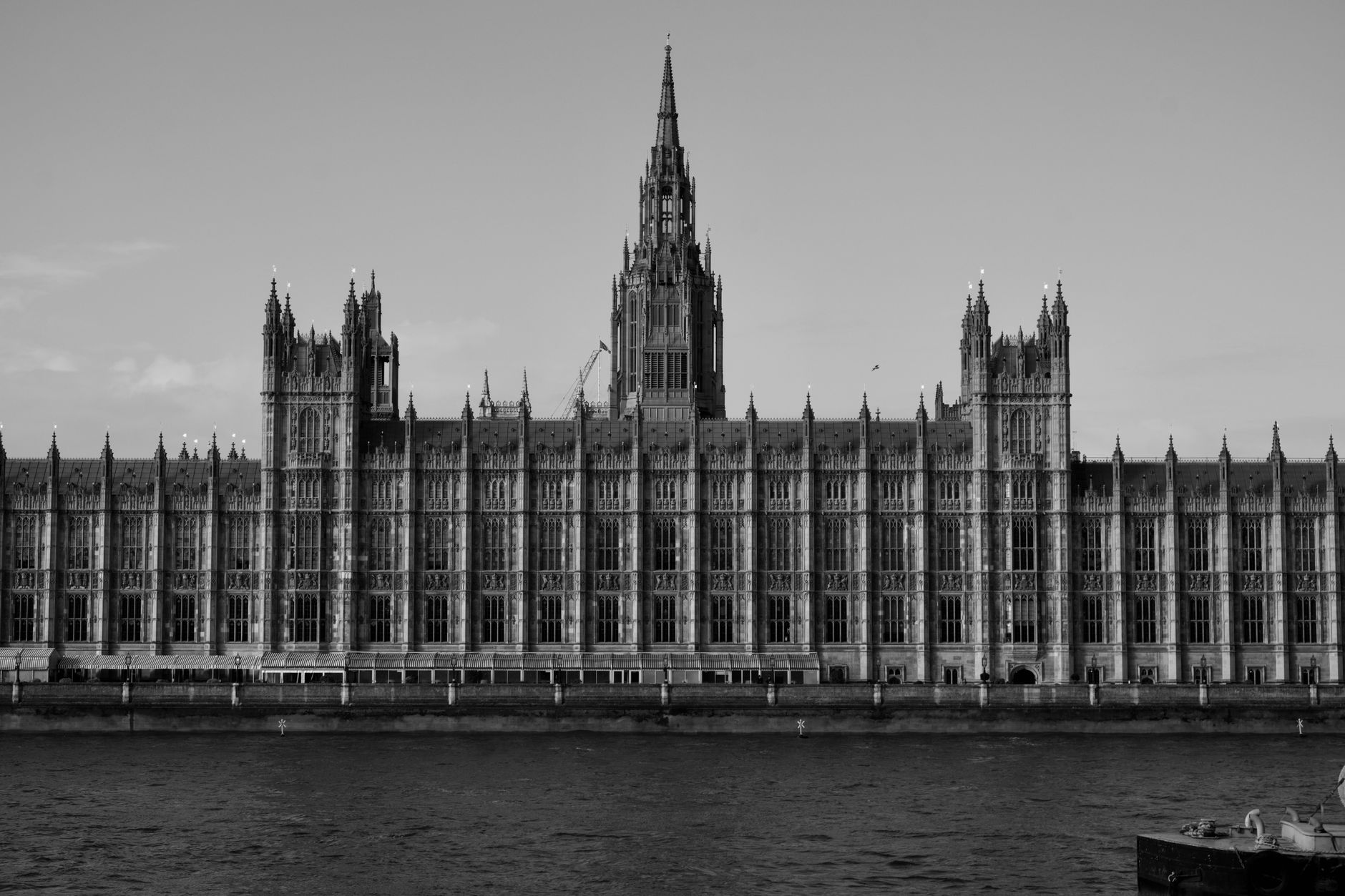 Věž Big Ben a budova britského parlamentu Westminster nad řekou Temží v Londýně