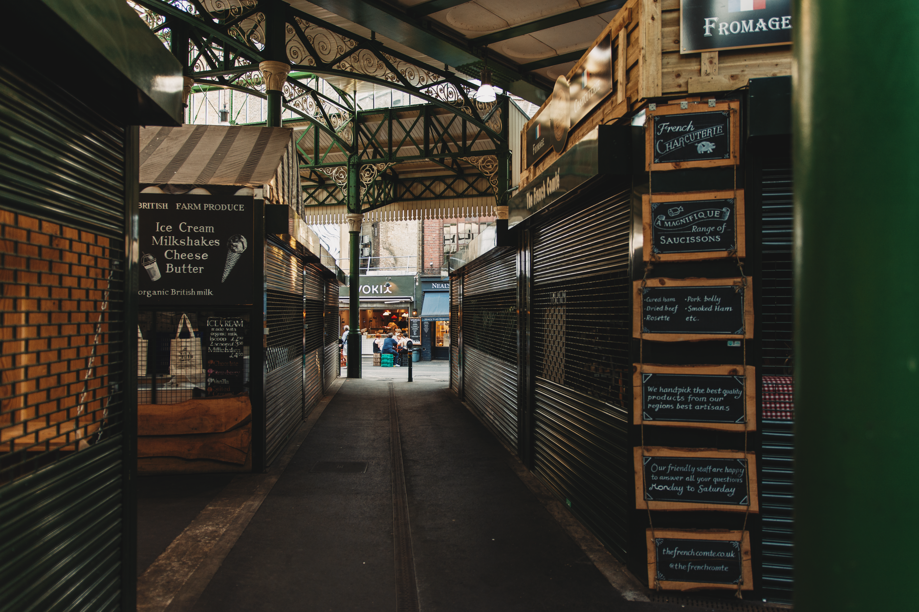 Pulty se street foodem a zeleninou na tržišti Borough Market v Londýně