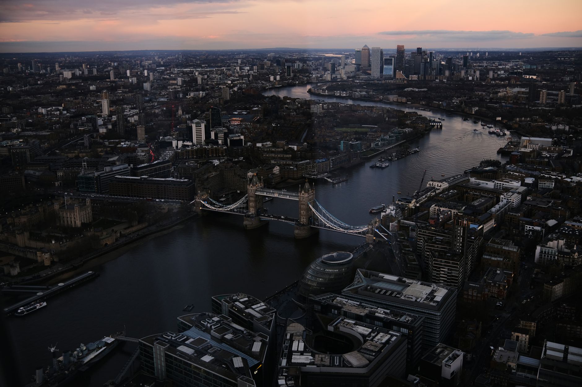 Panorama Londýna s Tower Bridge nad řekou Temží a mrakodrapy City v pozadí