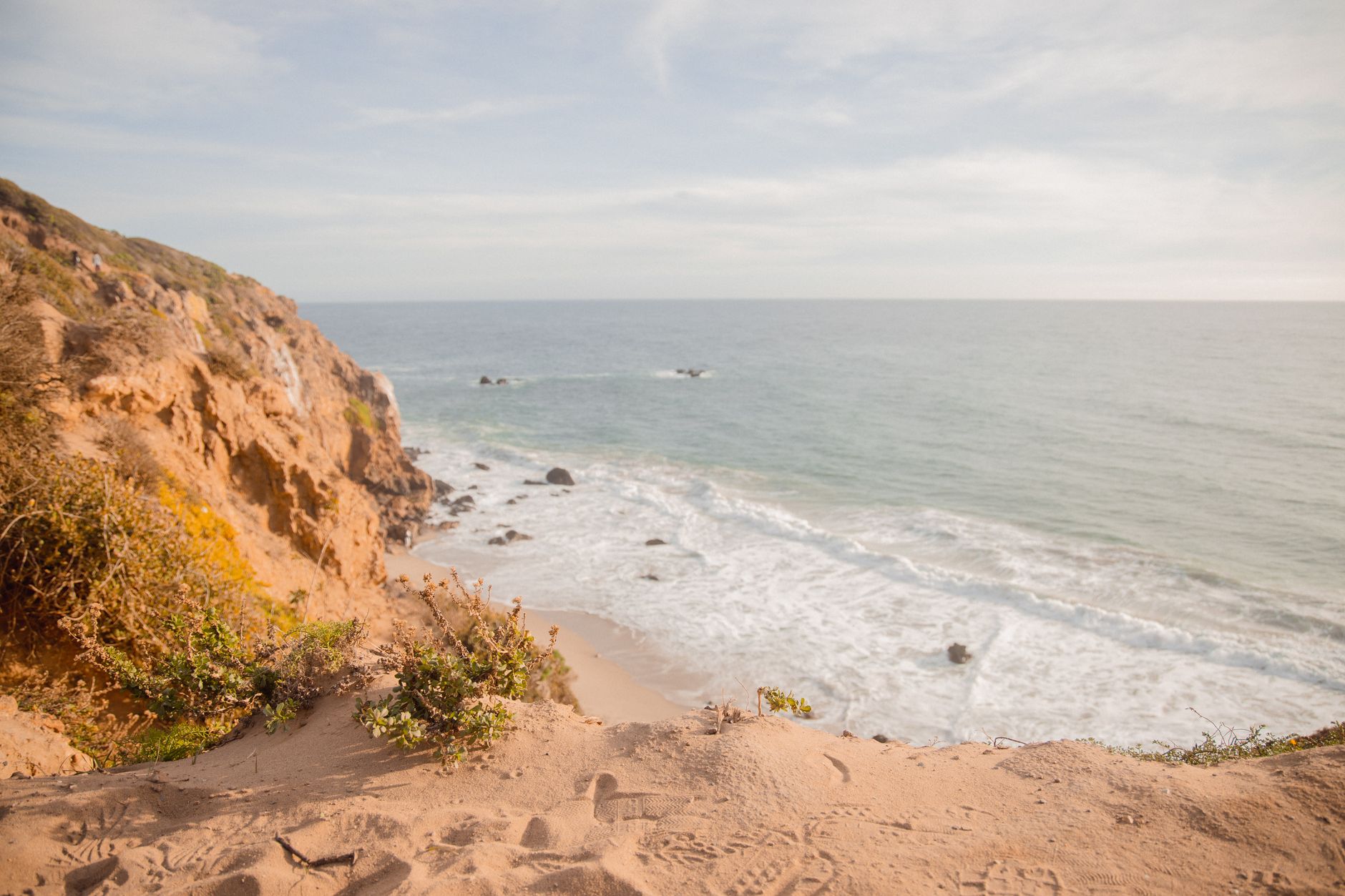 Pacific Coast Highway s útesy a Tichým oceánem u Malibu severně od Los Angeles