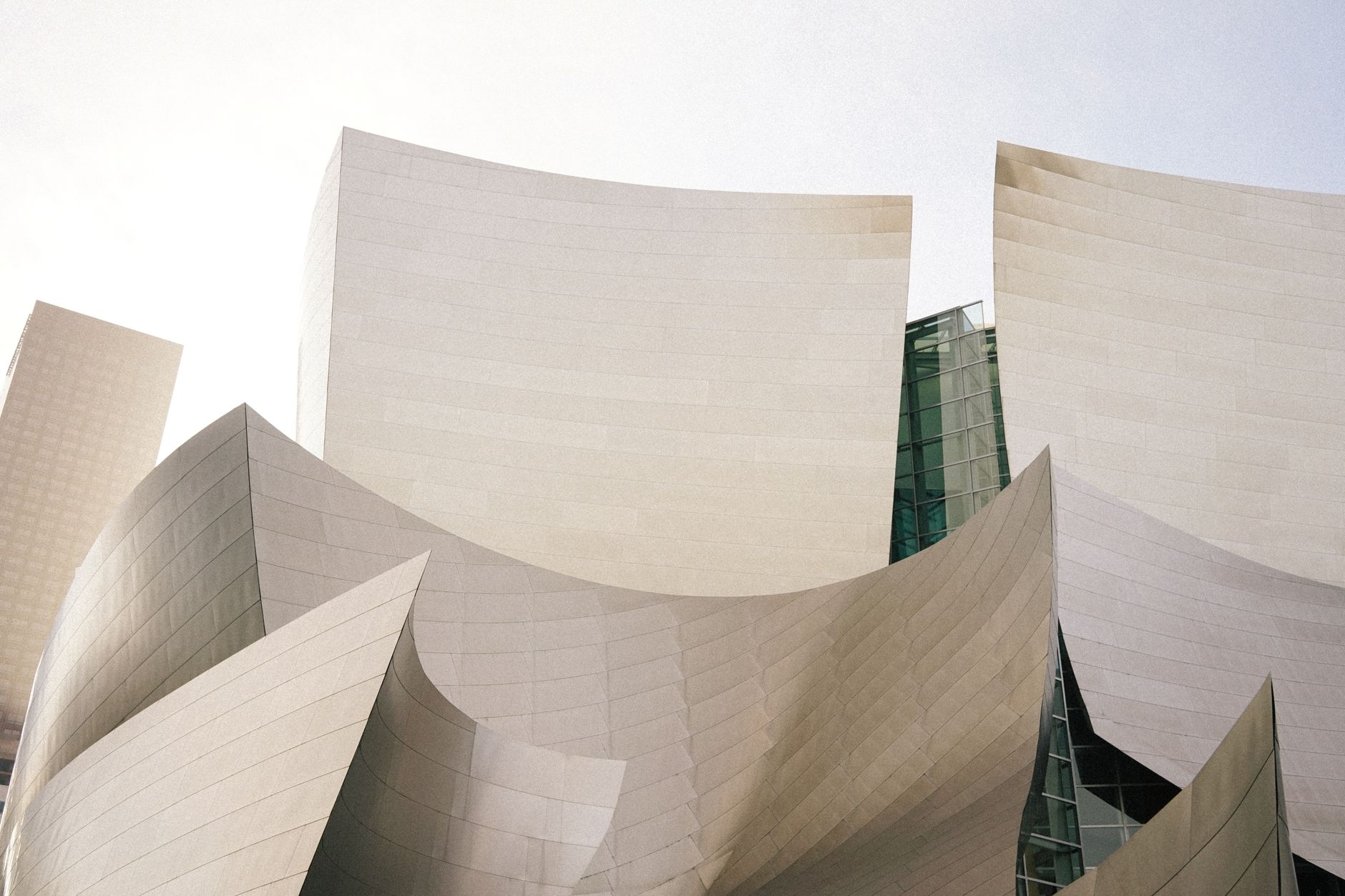 Mrakodrapy Downtownu Los Angeles s lesklou kovovou fasádou koncertní síně Walt Disney Concert Hall