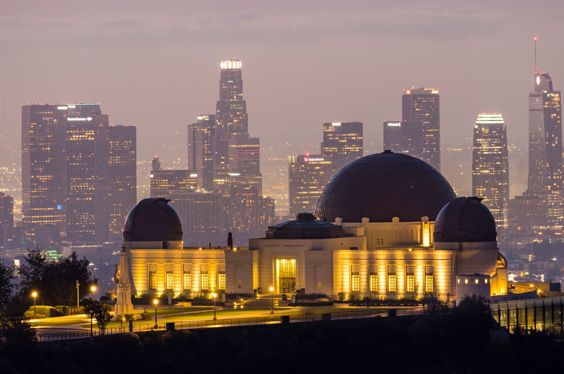 Panorama Los Angeles s mrakodrapy Downtownu a kopci v pozadí za soumraku