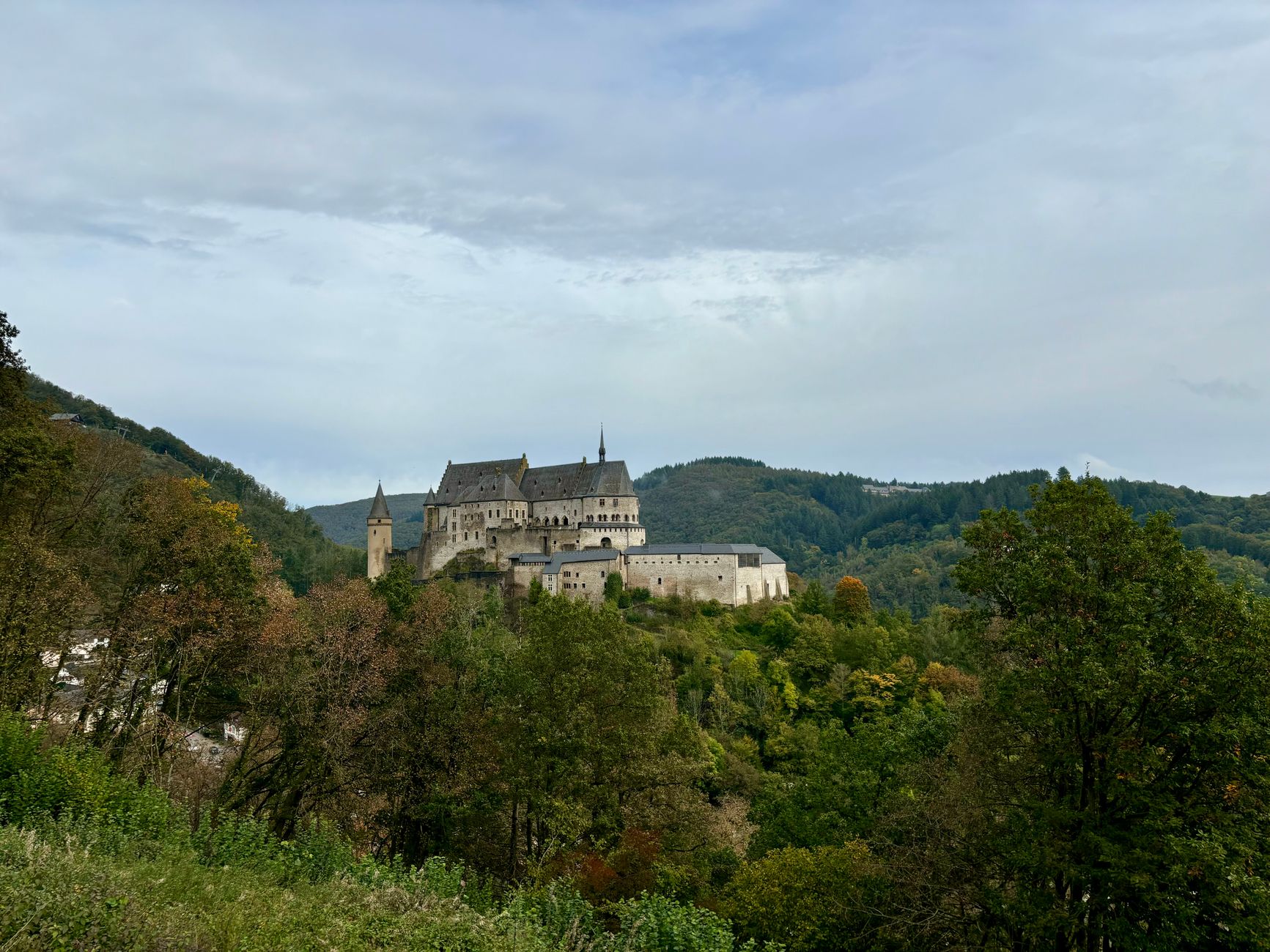 Středověký hrad Vianden nad údolím řeky Our v Lucembursku obklopený lesy