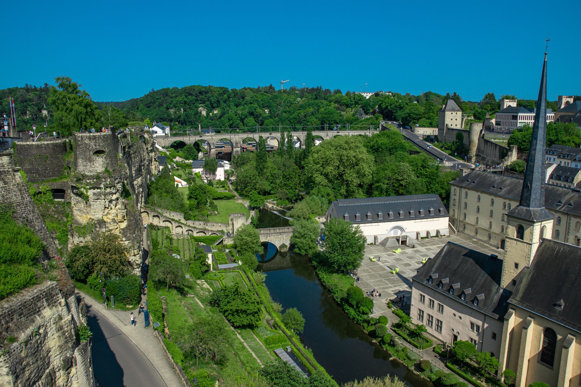 Panoramatický pohled na staré město Lucemburk s kasematy a údolím řeky Alzette