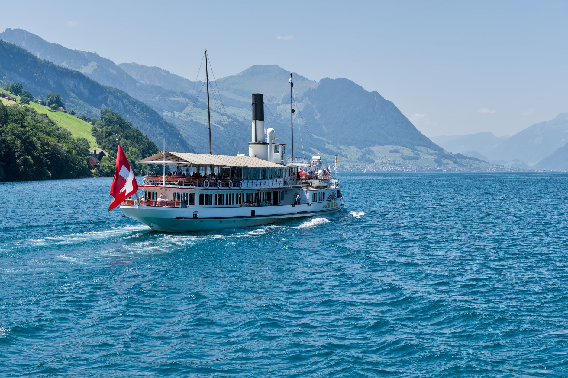 Historický kolesový parník na Luzernském jezeře s alpskými vrcholy v pozadí