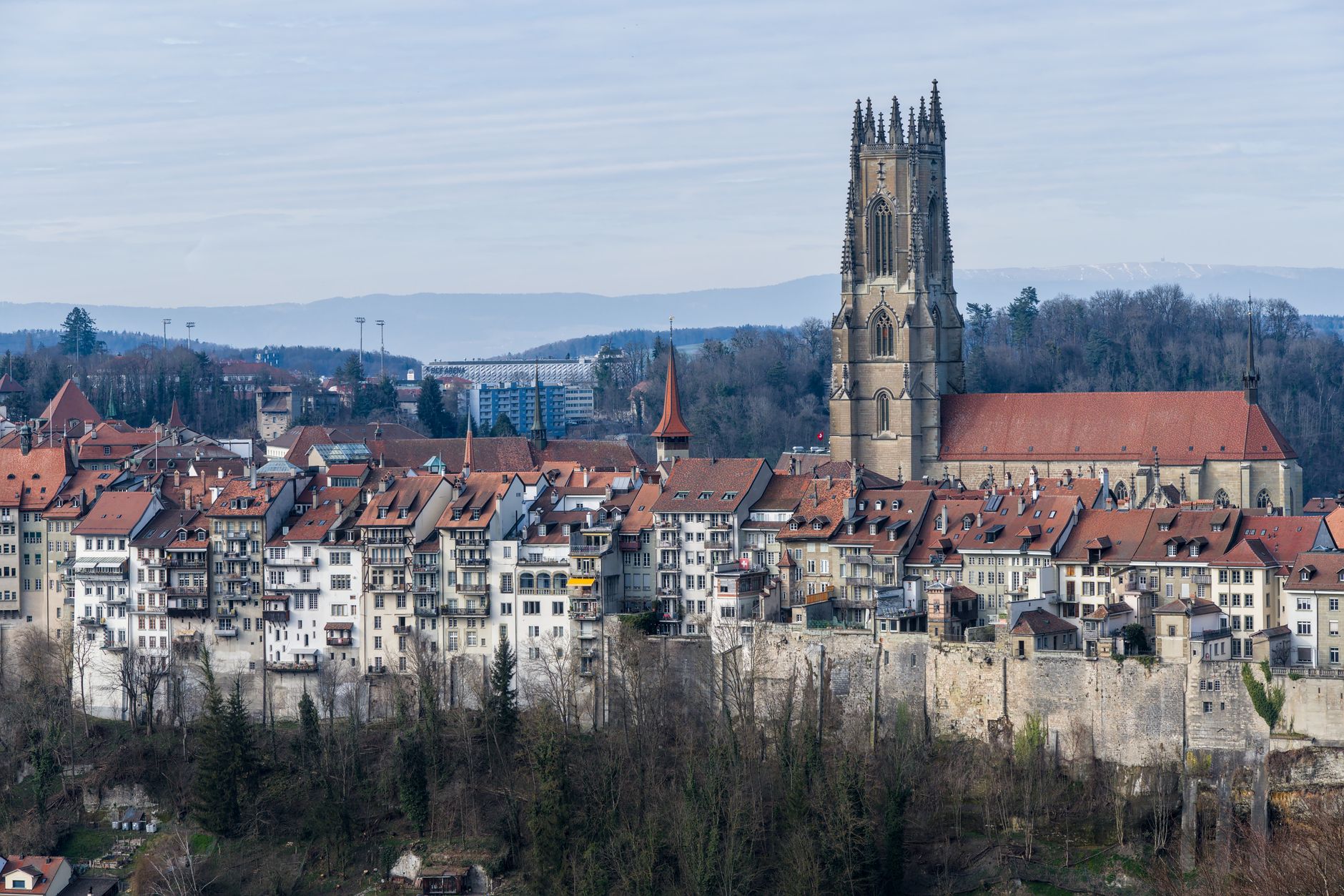 Kamenné věže středověkých hradeb Museggmauer nad střechami starého města Luzern