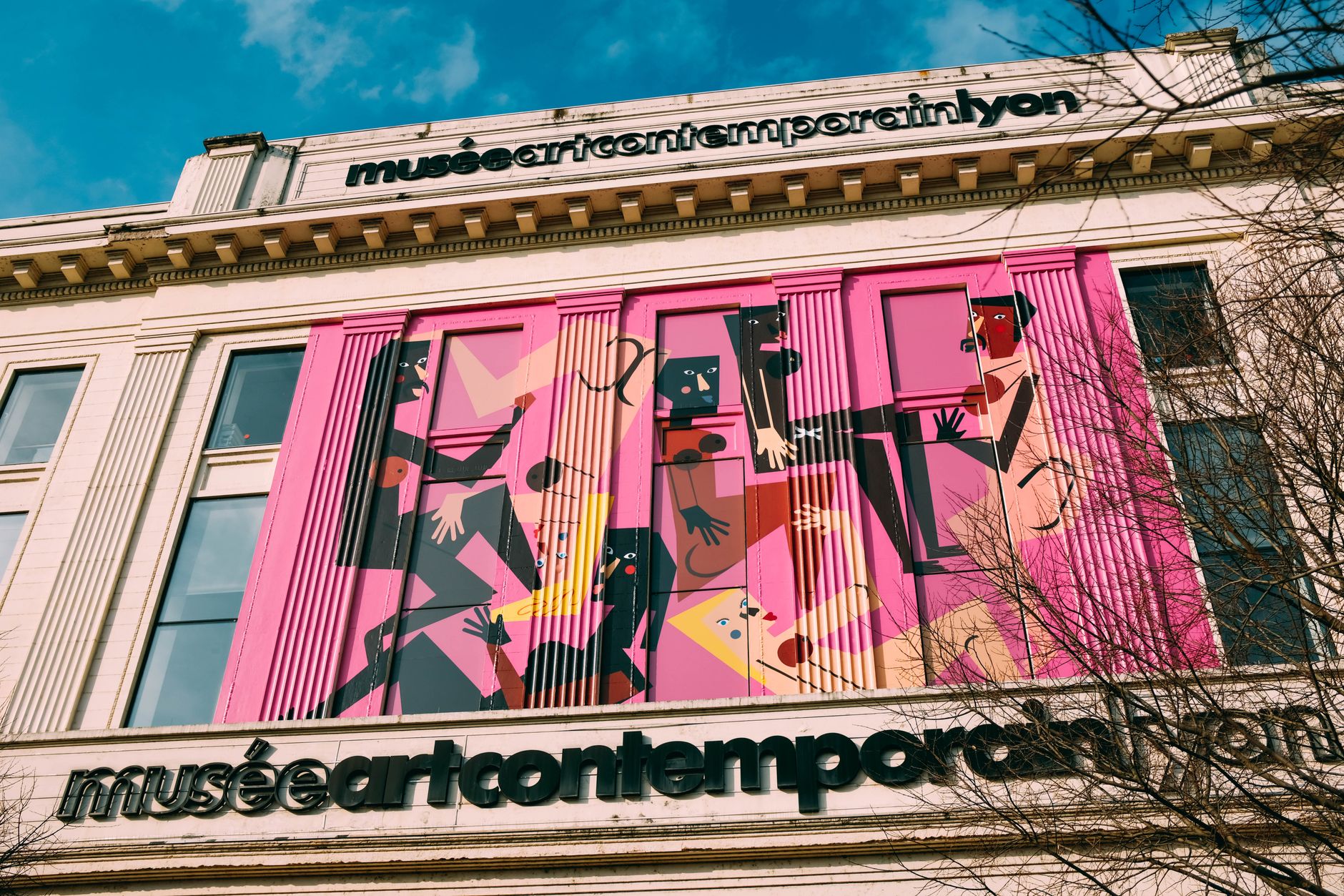 Velká malovaná fasáda Fresque des Lyonnais zobrazující slavné rodáky města na rohu domu v Lyonu
