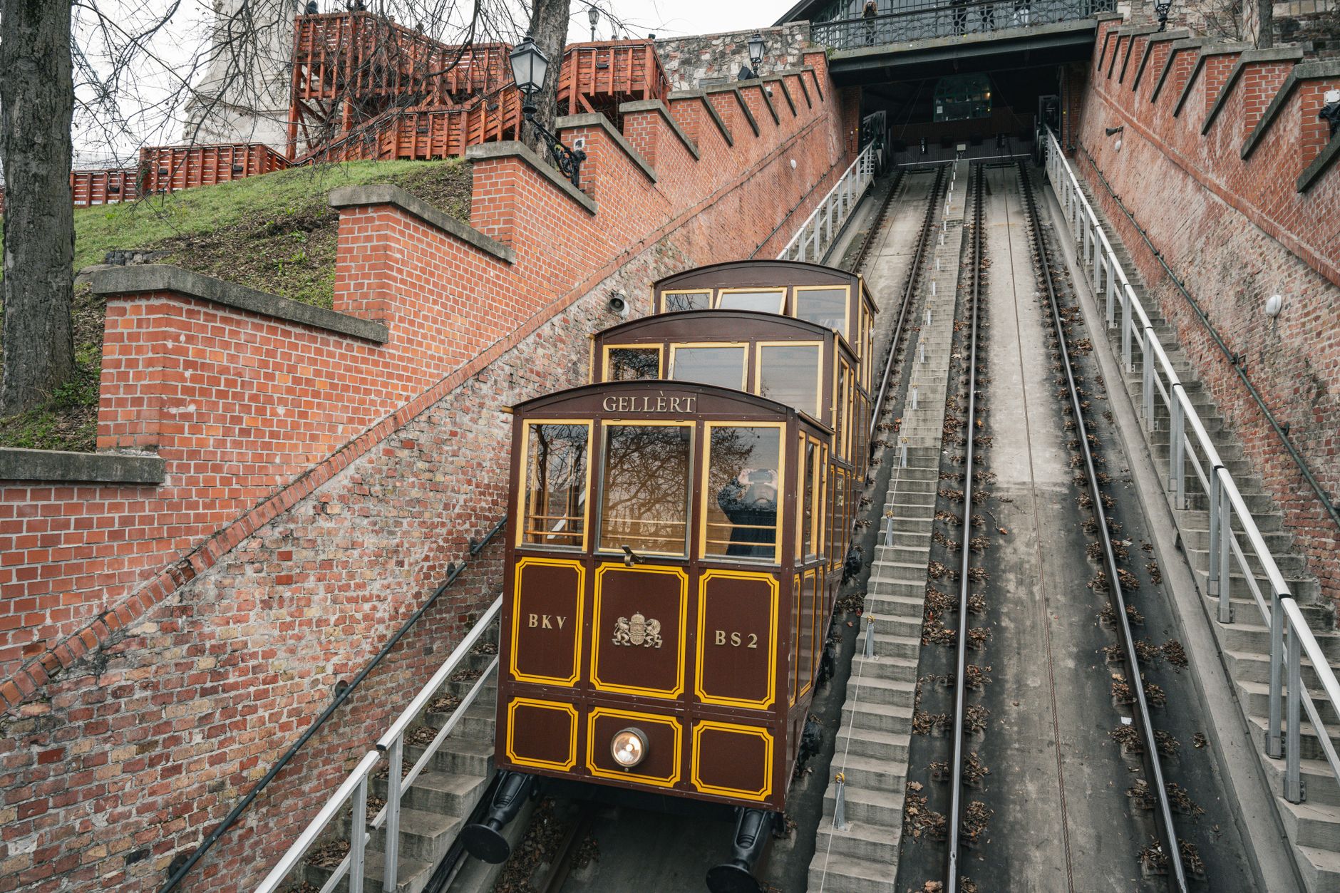 Krytá lanovka funiculaire stoupající kolejemi z Vieux Lyon na kopec Fourviere