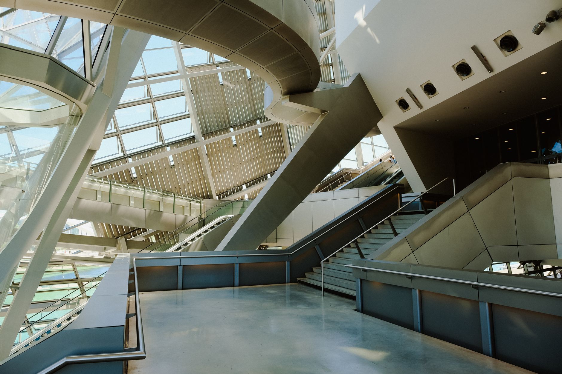 Soutok řek Rhona a Saona u moderní čtvrti Confluence s budovou Musee des Confluences v Lyonu