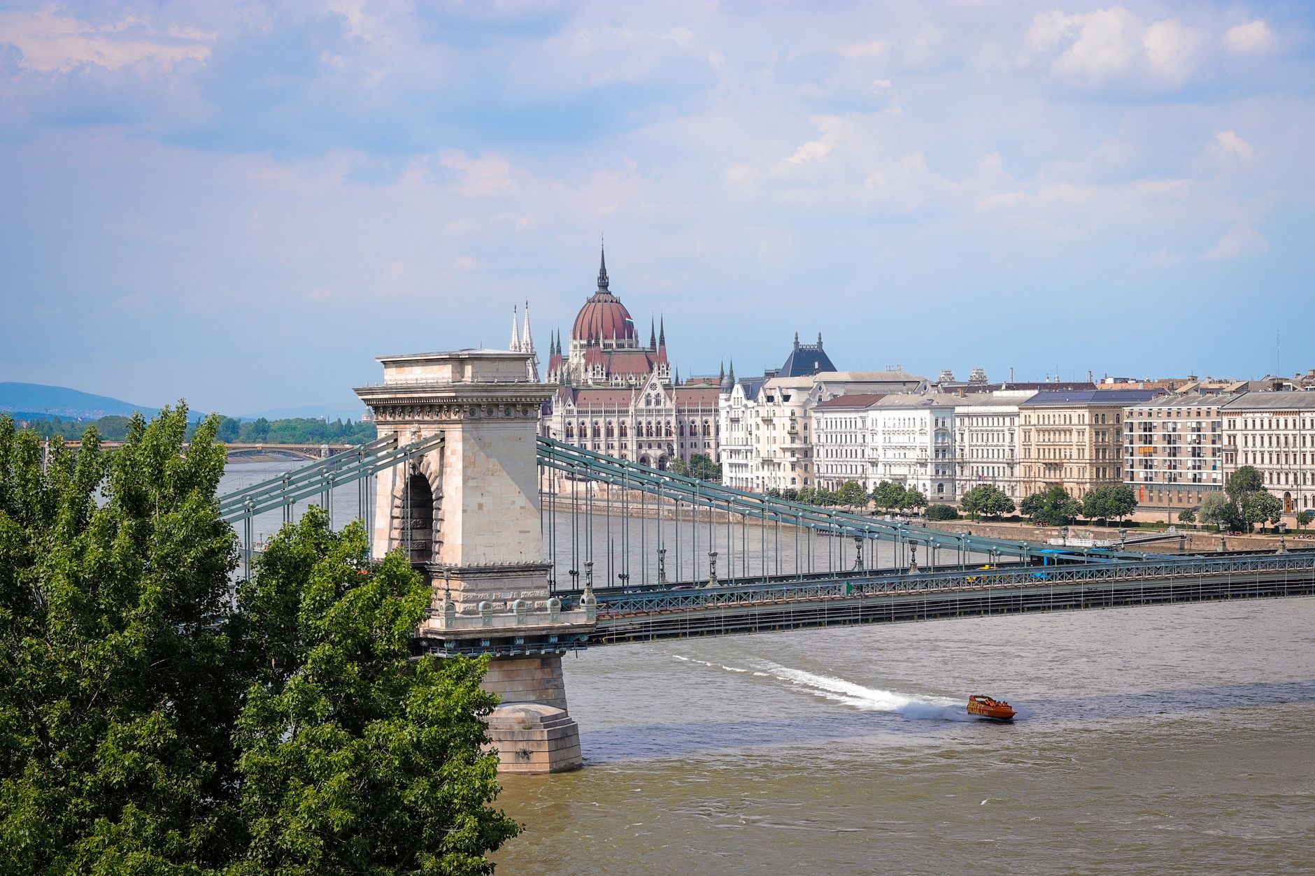 Venkovní termální bazény lázní Széchenyi se žlutou historickou budovou v Budapešti