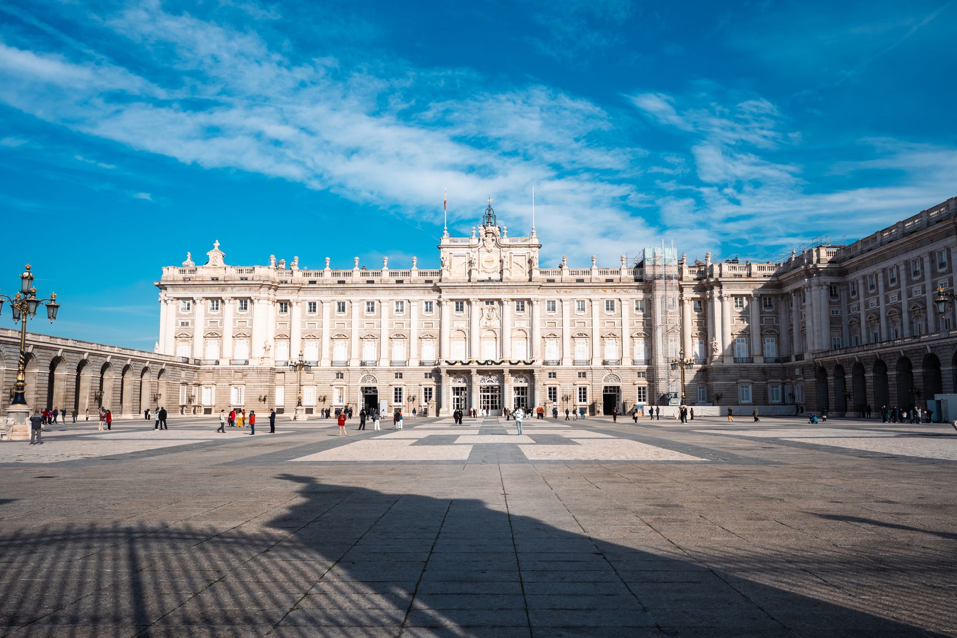 Hlavní průčelí Královského paláce Palacio Real v Madridu s rozlehlým nádvořím