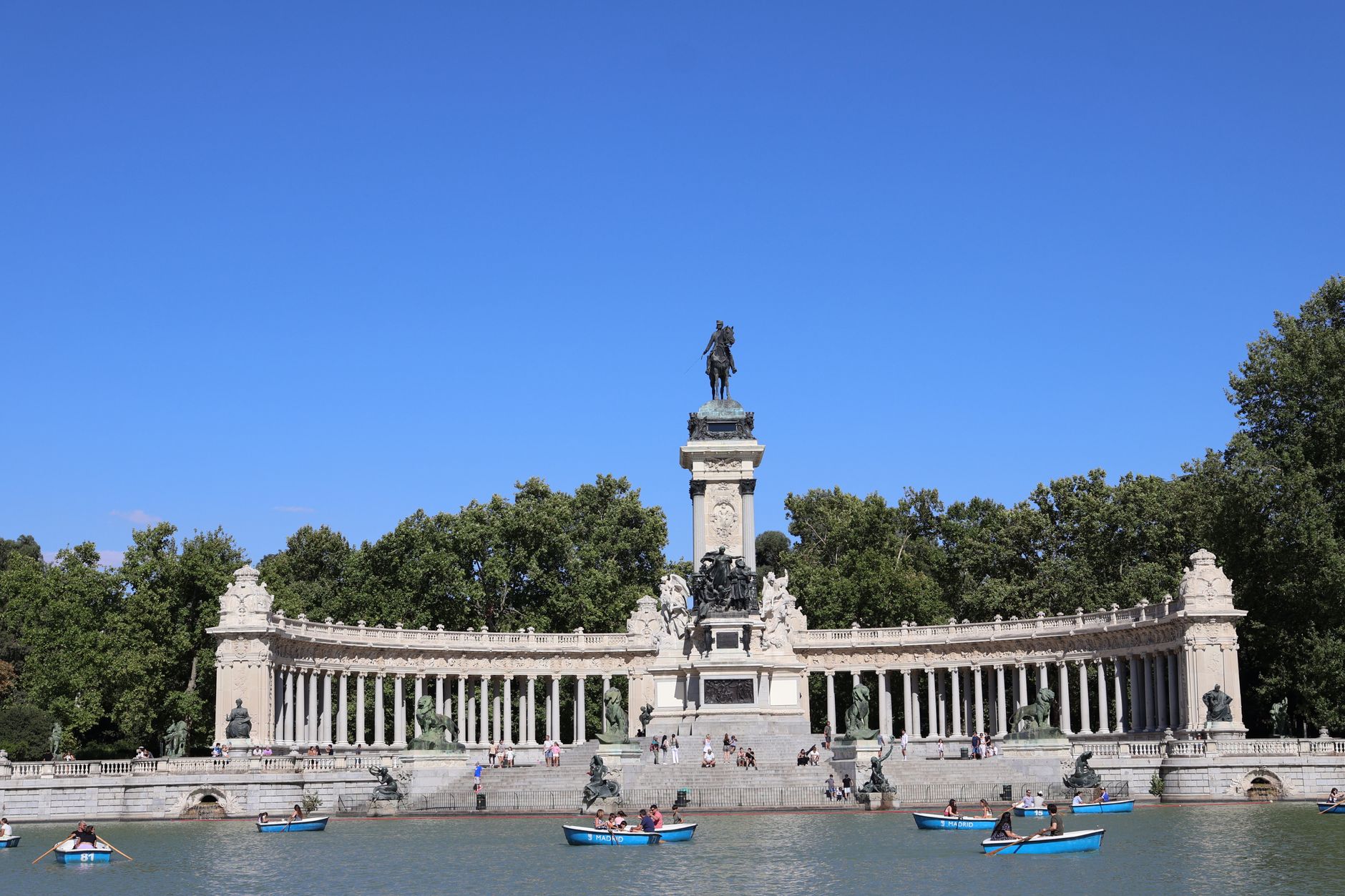 Park Retiro v Madridu s jezerem, loďkami a monumentem krále Alfonse XII.