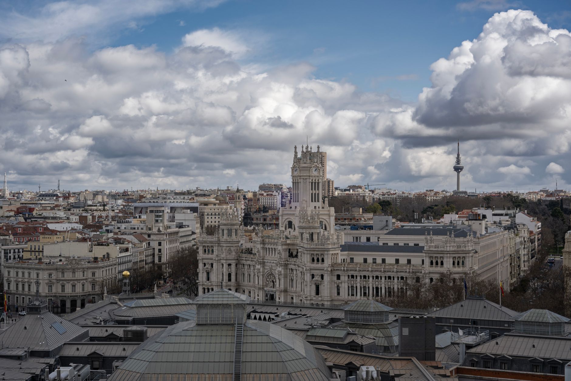 Panorama Madridu s náměstím Plaza de Cibeles a palácem Cibeles za soumraku