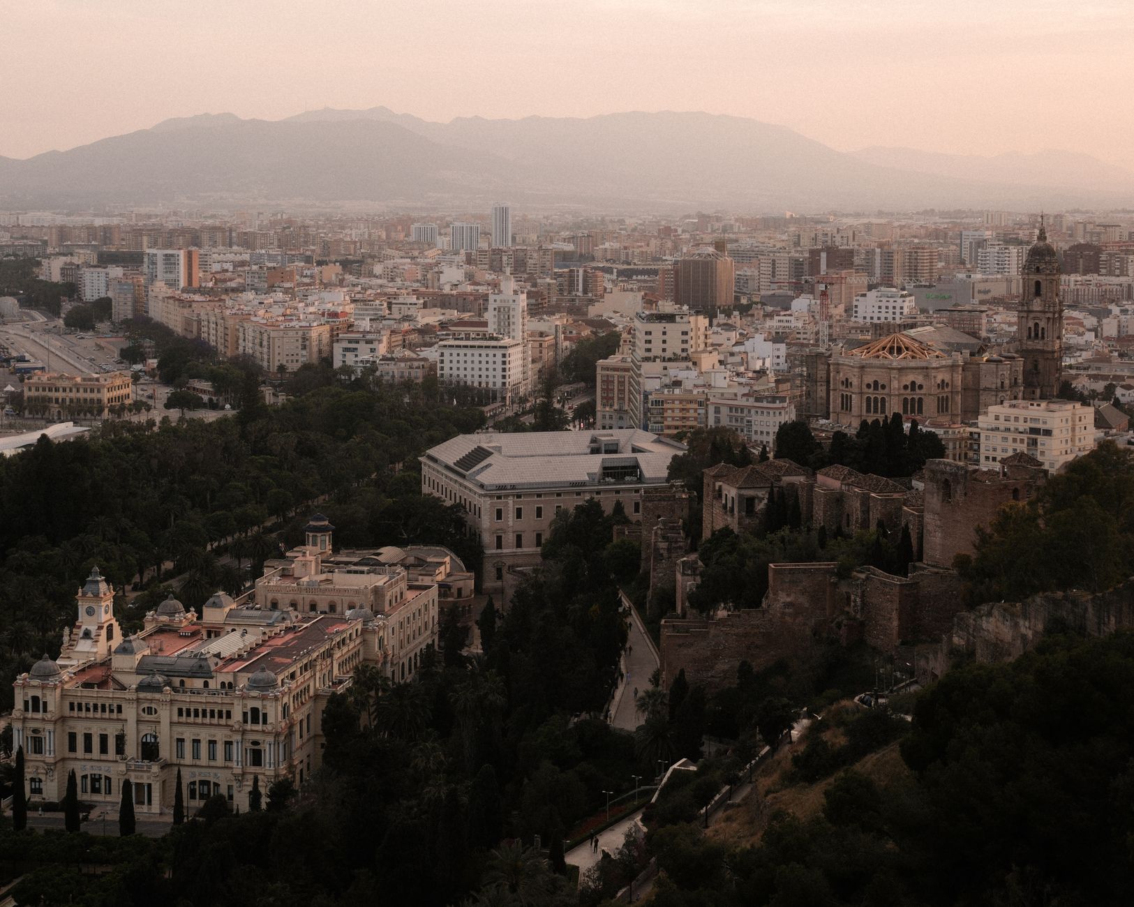 Panorama Málagy s katedrálou, pevností Alcazaba a Středozemním mořem v pozadí
