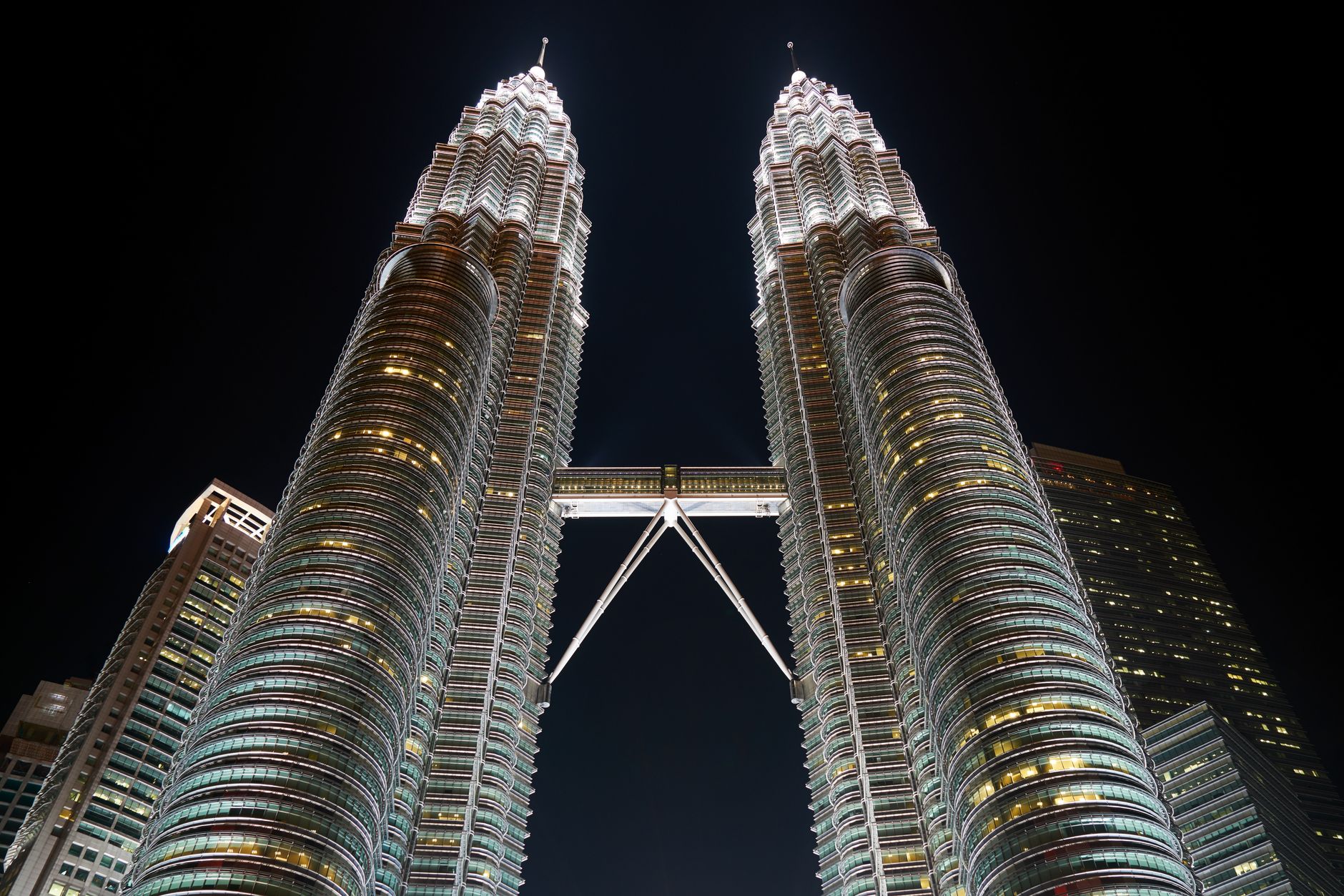 Věže Petronas Towers v Kuala Lumpuru osvětlené po setmění